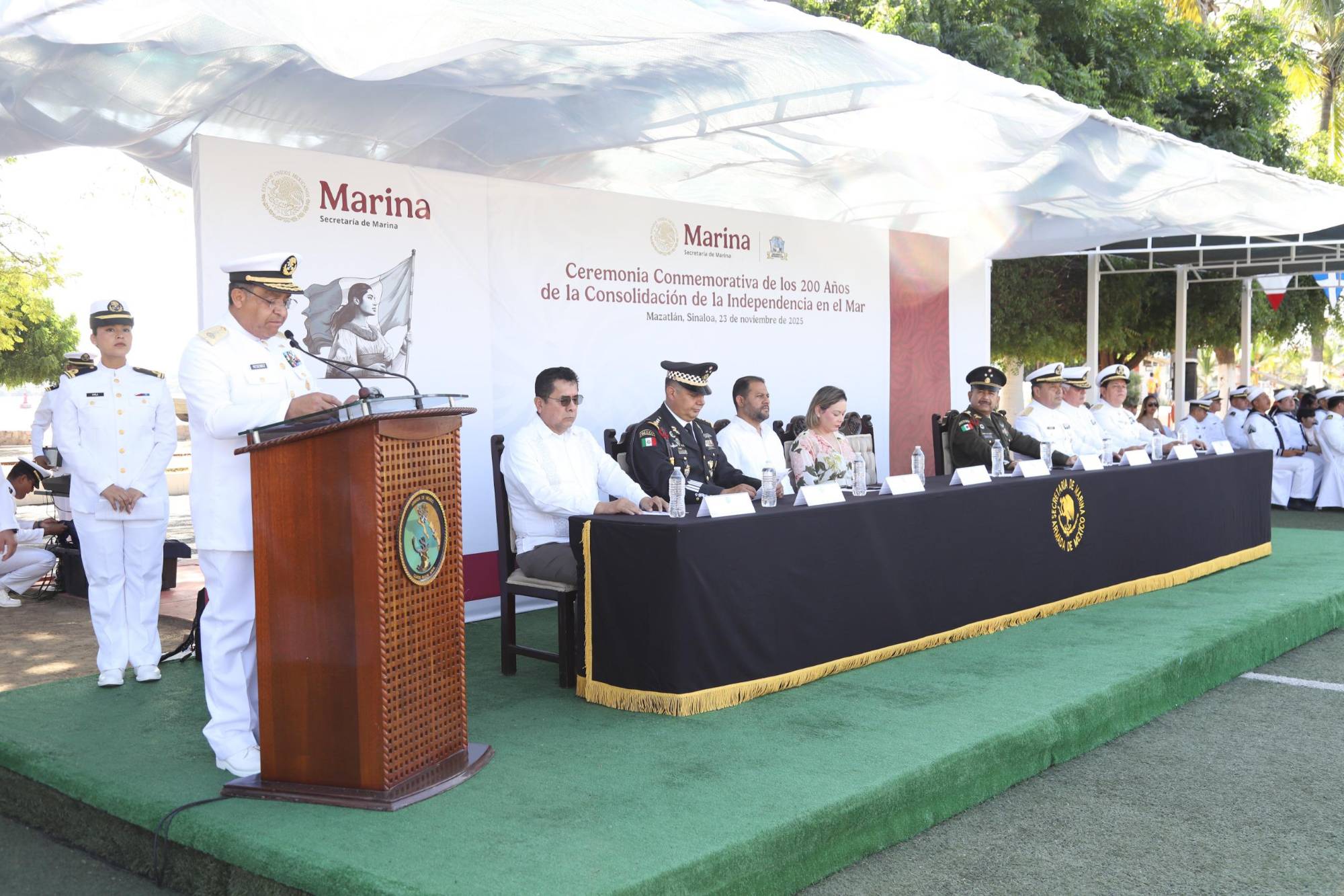 $!Armada de México celebra 200 años de independencia en la mar y entrega ascensos en Mazatlán