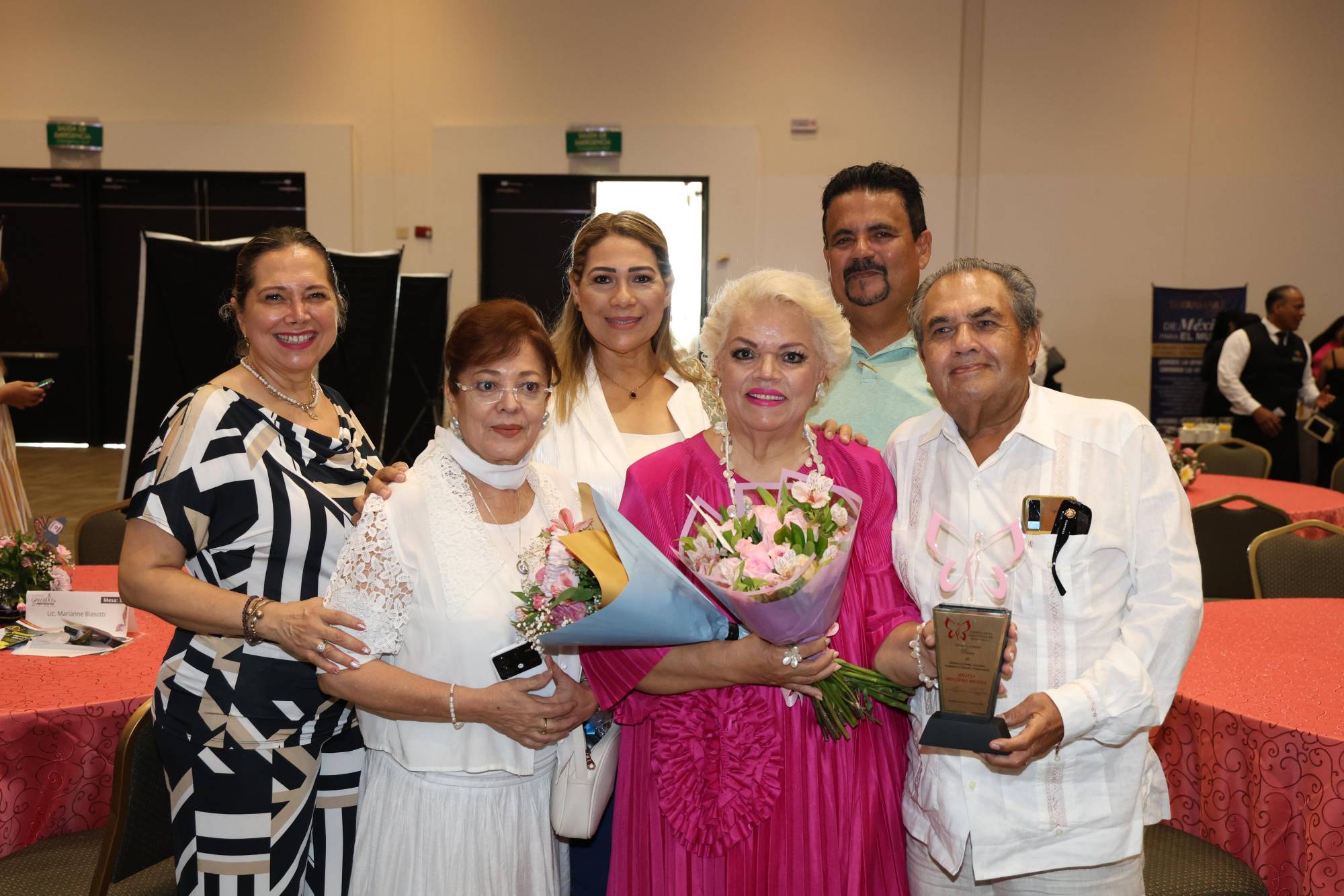 $!Julieta Montero entre sus amigos, Karla Valero, Silvia Michel, Esperanza García y Juan José Rodríguez, así como su esposo Filiberto Cañedo.