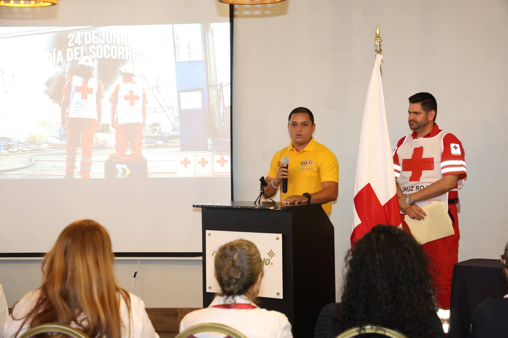 $!Brandon Villalpando de Protección Civil, también felicitó a los homenajeados de esa tarde.