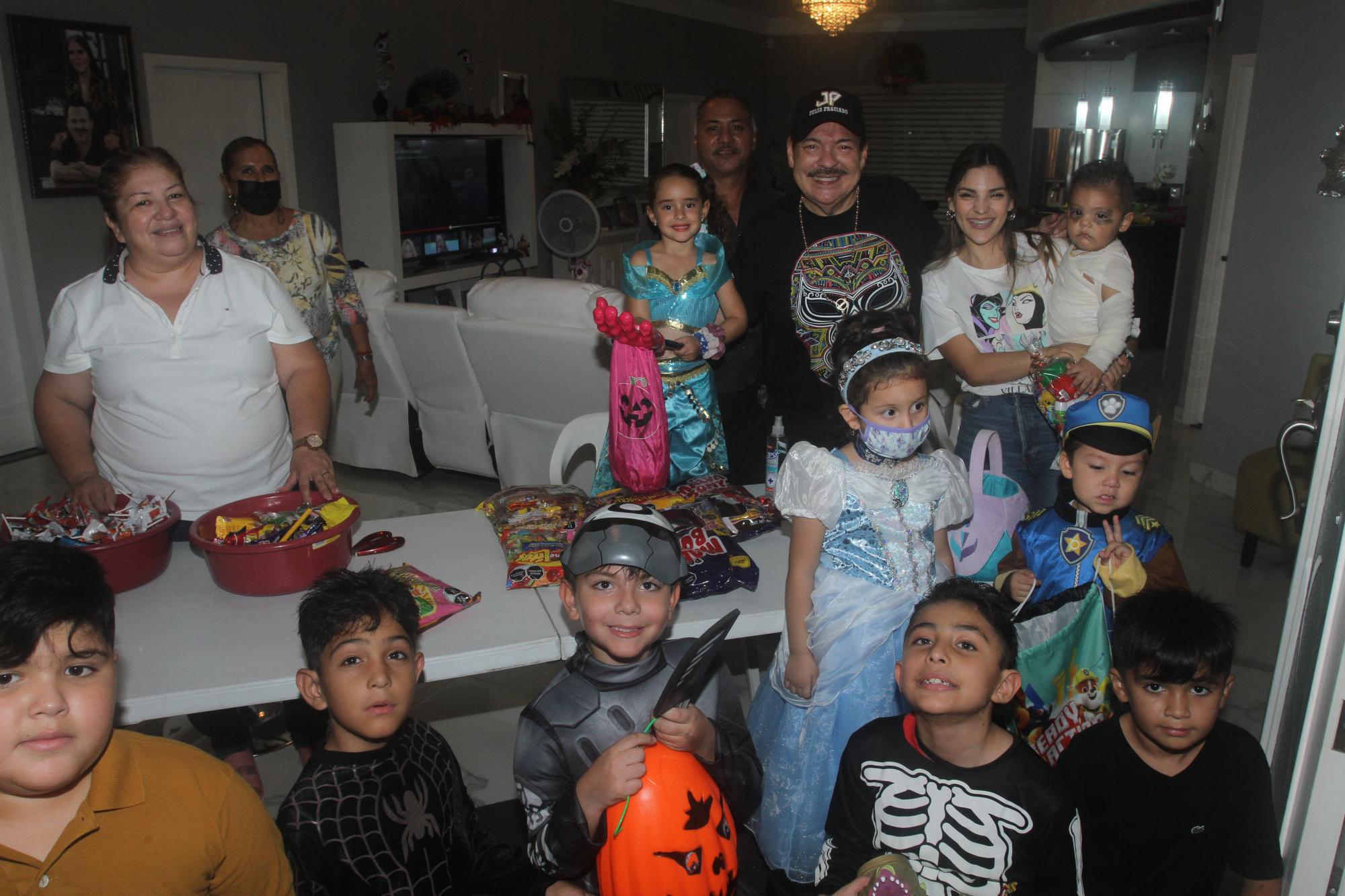 $!El cantante Julio Preciado, rodeado de pequeños que llegaron a su casa a pedir golosinas.
