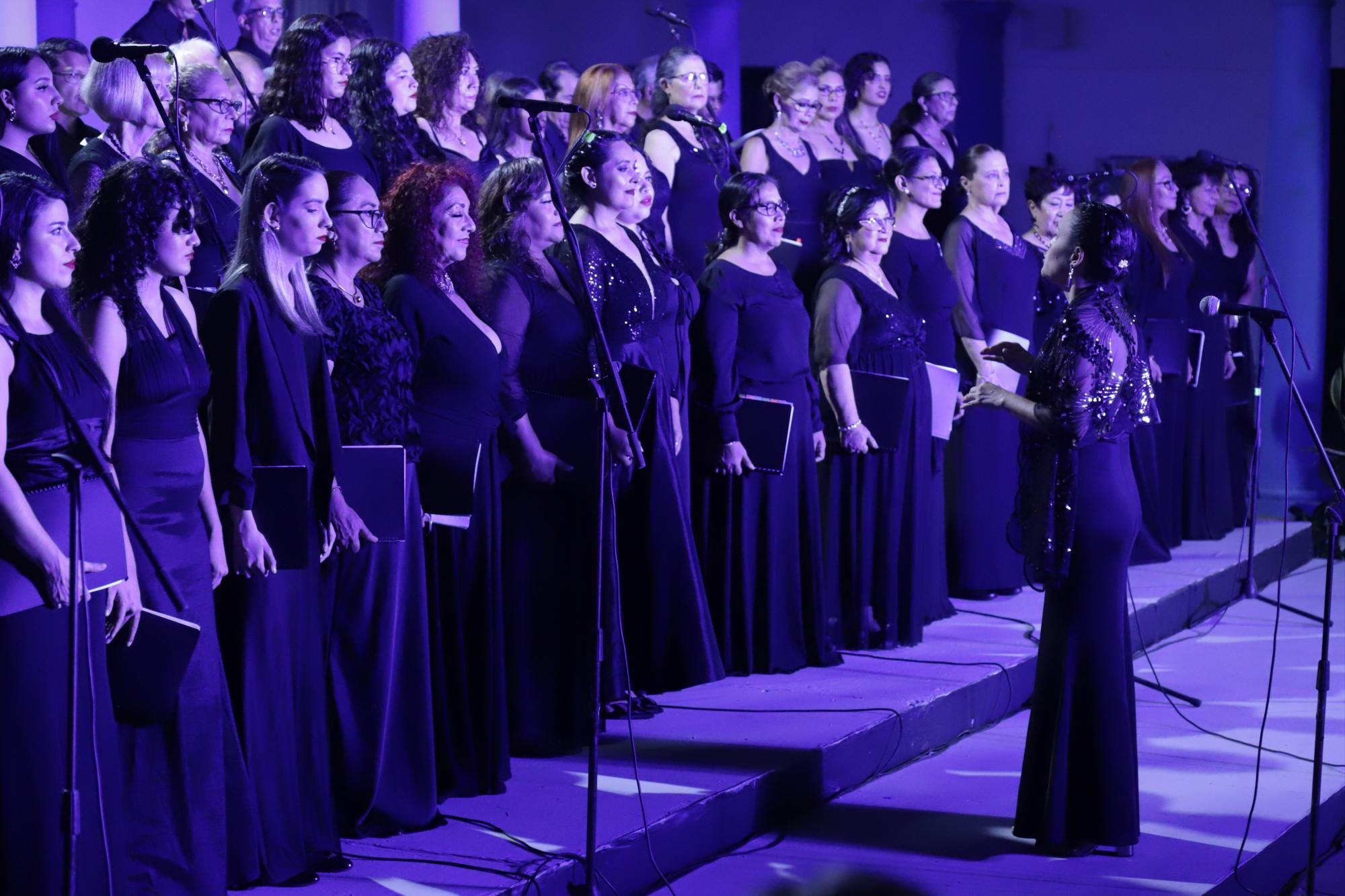 $!La maestra Mary Murillo dirigió al Coro Ángela Peralta en la velada.
