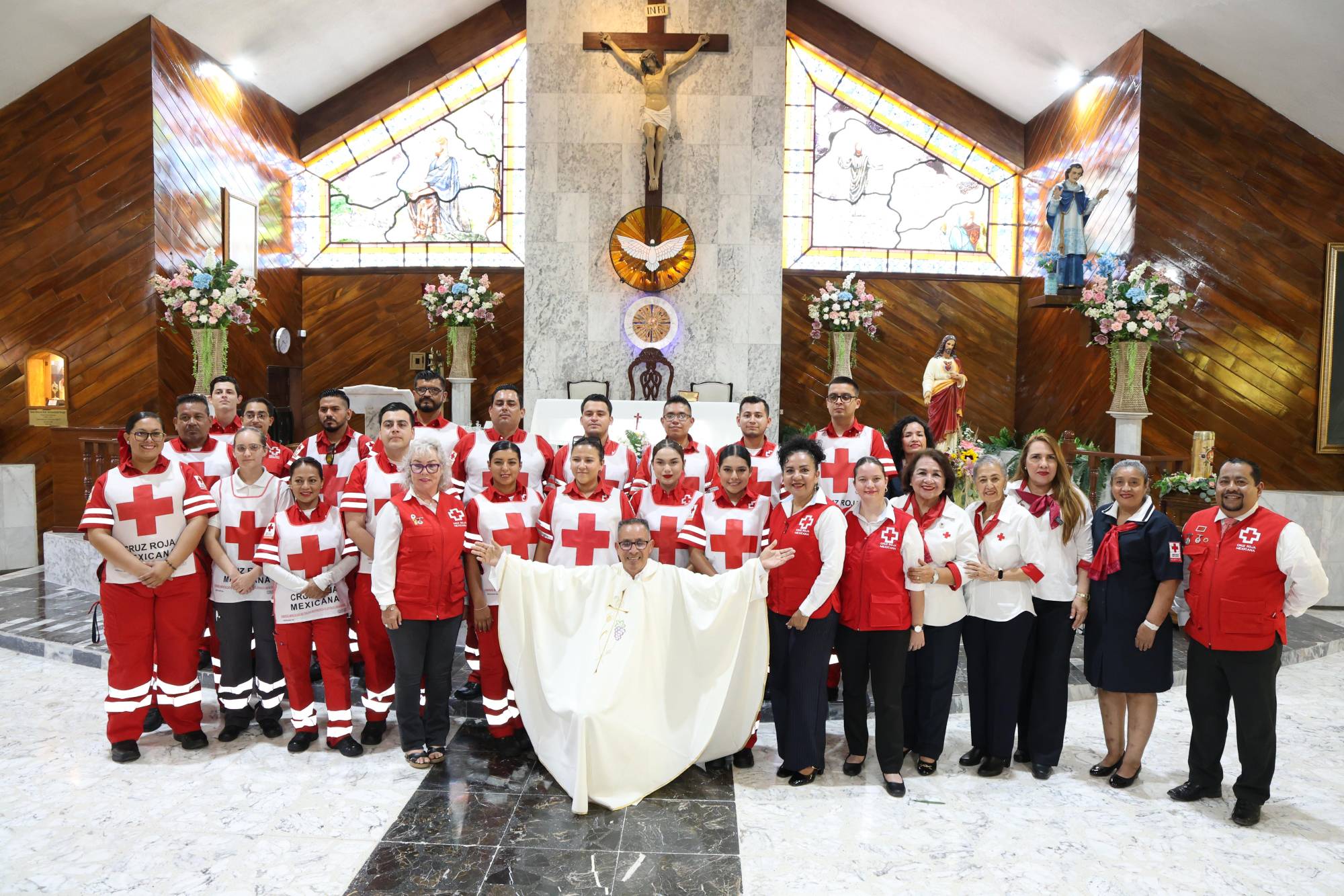 $!Socorristas de Cruz Roja Mazatlán participaron en la misa con motivo de su día, aquí se toman la fotografía del recuerdo.