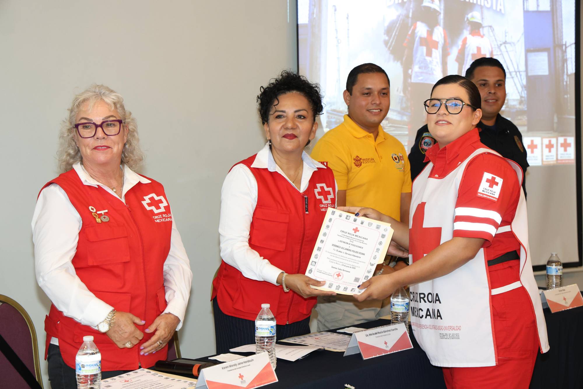 $!María del Rocío Sánchez hace entrega del diploma a Verónica Alejandra Pulido Osuna por sus 15 años de servicio.