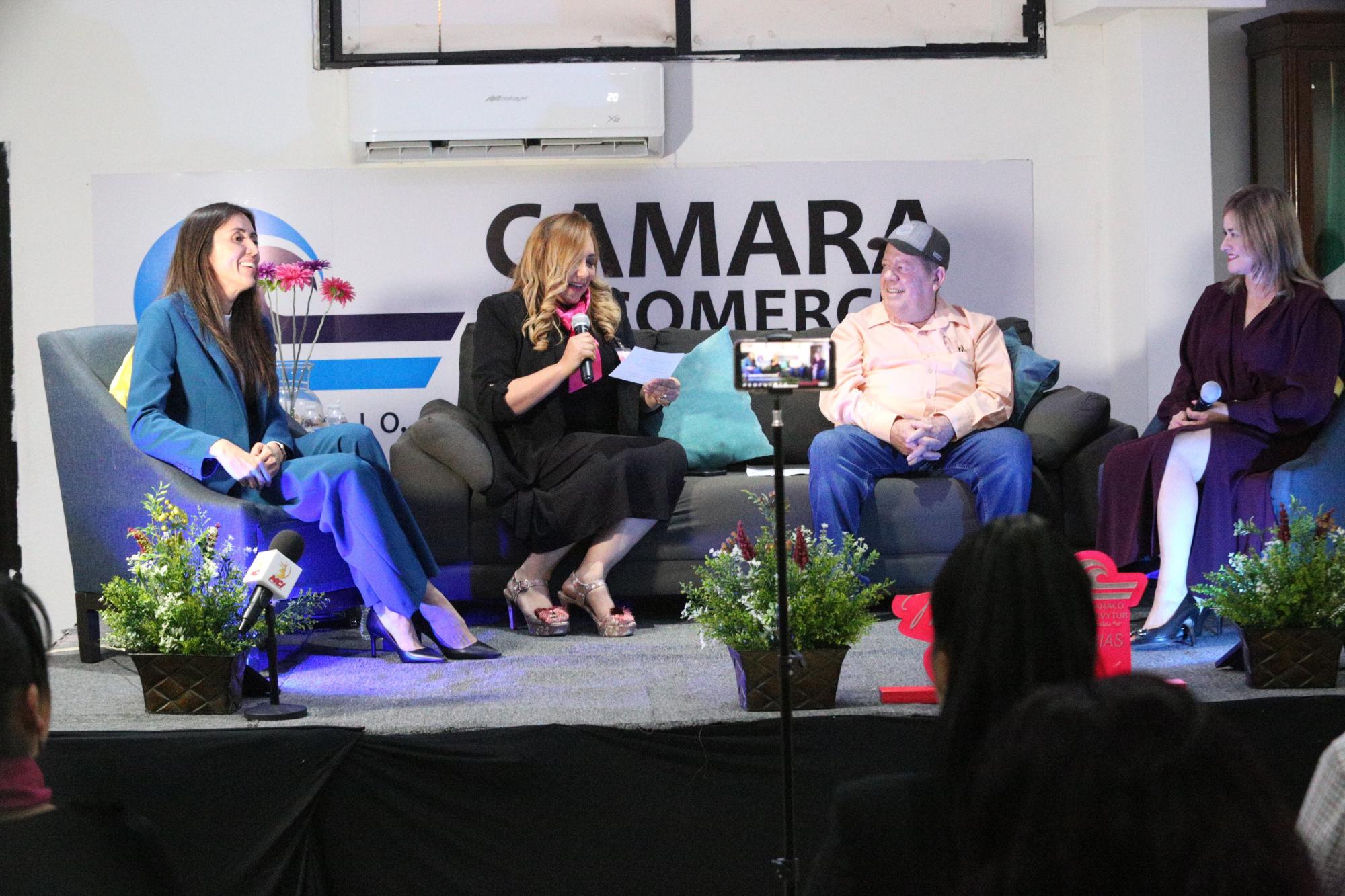 $!La empresaria Miriam Rentería, de productos Osako, fue la anfitriona de los panelistas, Verónica Judith Estrada, Marcos Osuna y Perla Janeth Félix.