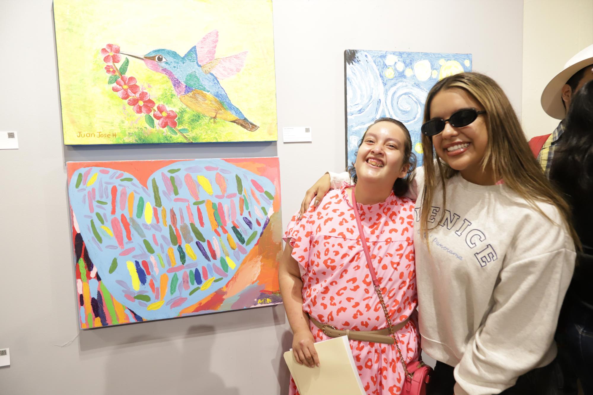 $!Mía Guadalupe Ocegueda junto a su obra en forma de corazón y Elektra Velarde.