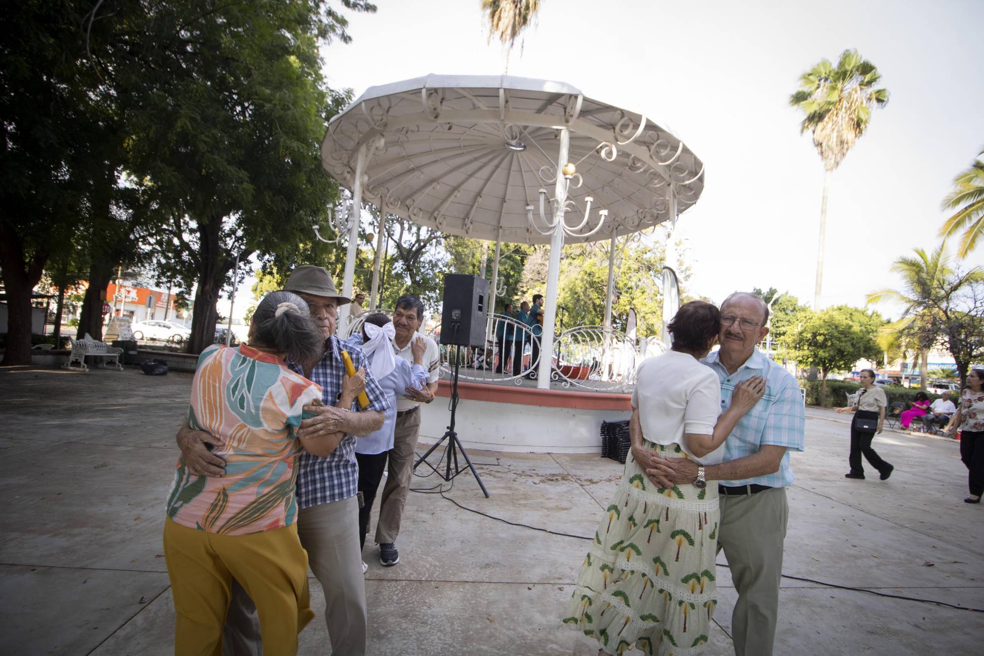 $!Parejas acudieron a bailar en el, en el parque de la colonia Gabriel Leiva.