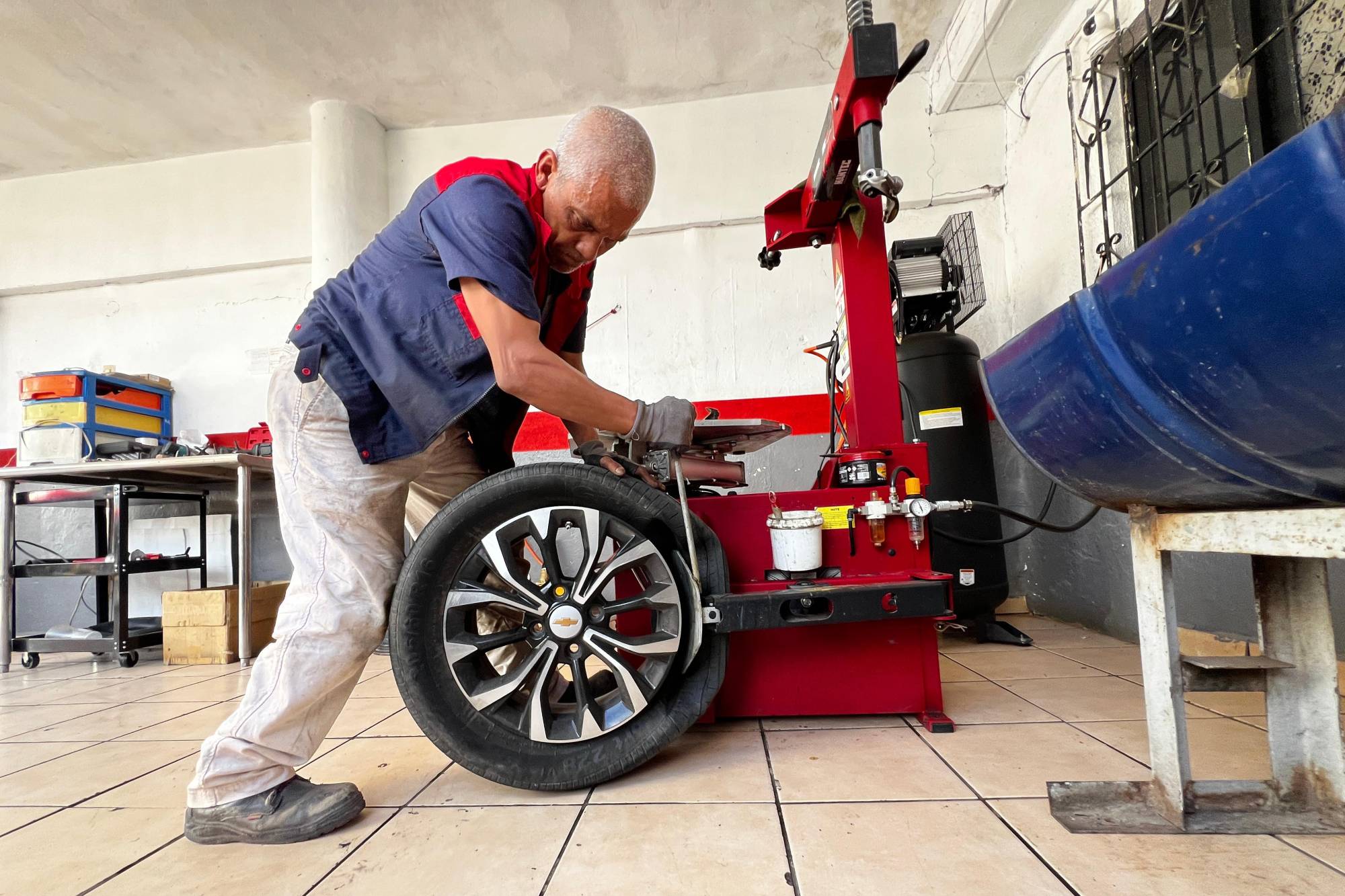 $!Llantera en Culiacán ofrece reparación gratuita a neumáticos afectados por ponchallantas