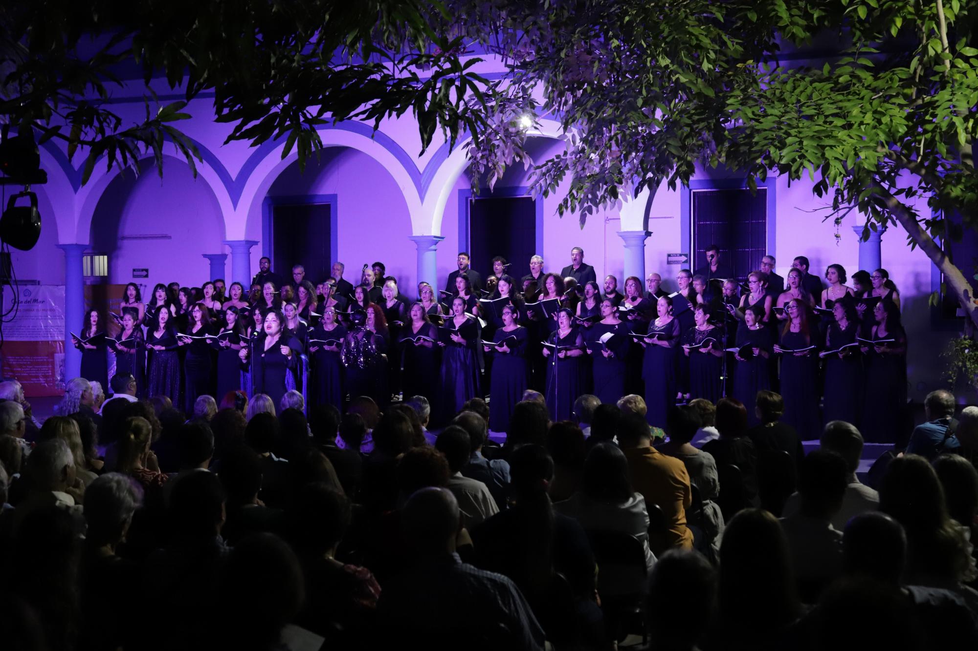 $!El coro brindó una velada inolvidable a los asistentes.