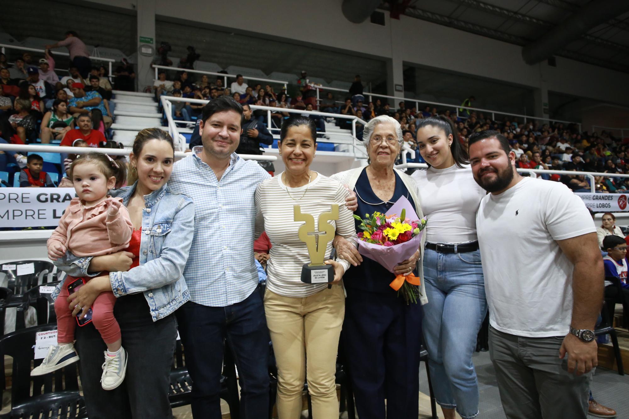 $!La homenajeado Julieta López de la Peña, entre su mamá, Julieta de la Peña; su hijos, Sergio y Diego Cruz López; sus nueras, Angélica Rodríguez y Ximena Millán, y su pequeña nieta, Ana Julieta.