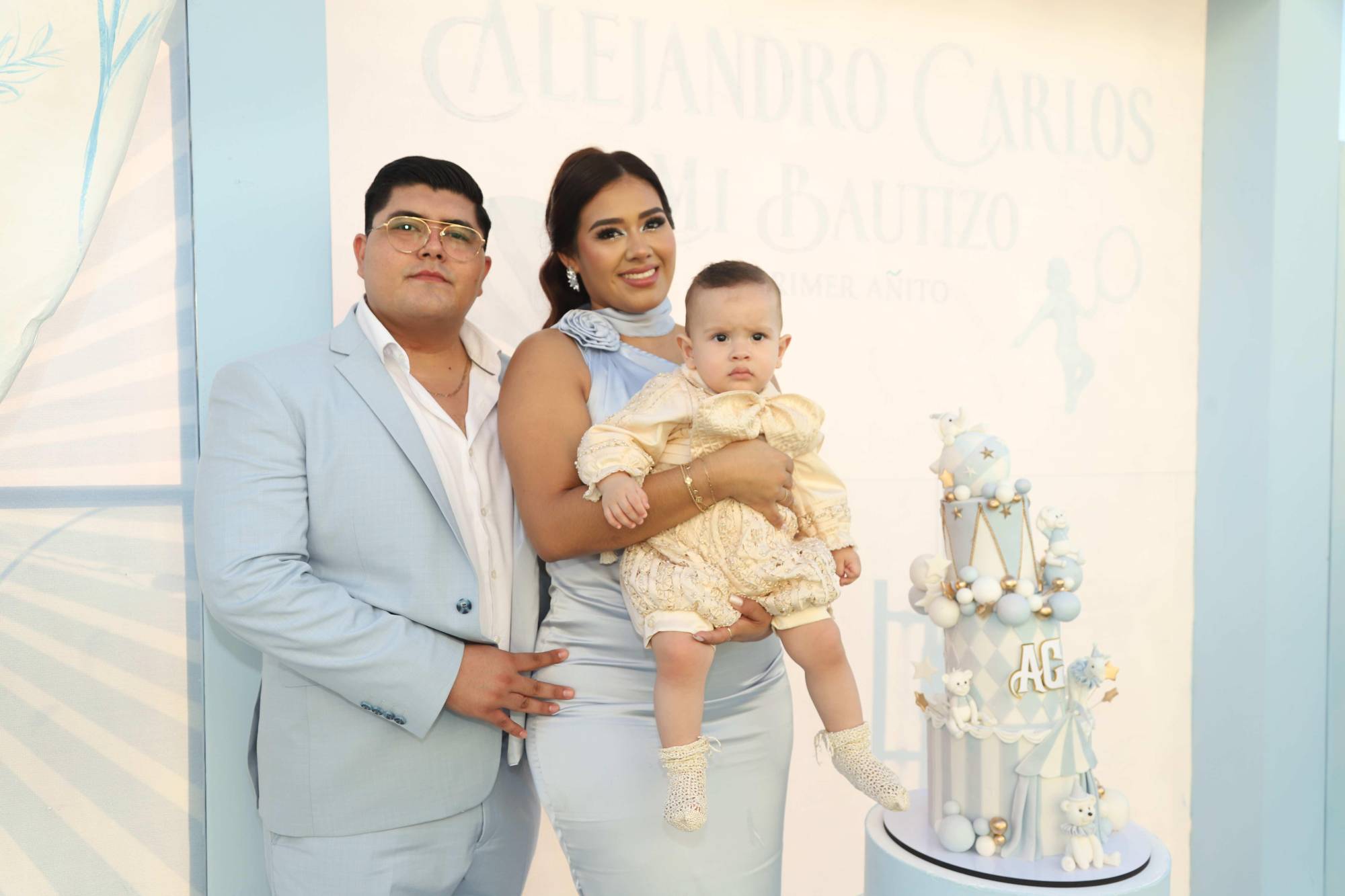 $!Gabriel Archila y Jhoceline Escobedo con su nuevo ahijado.