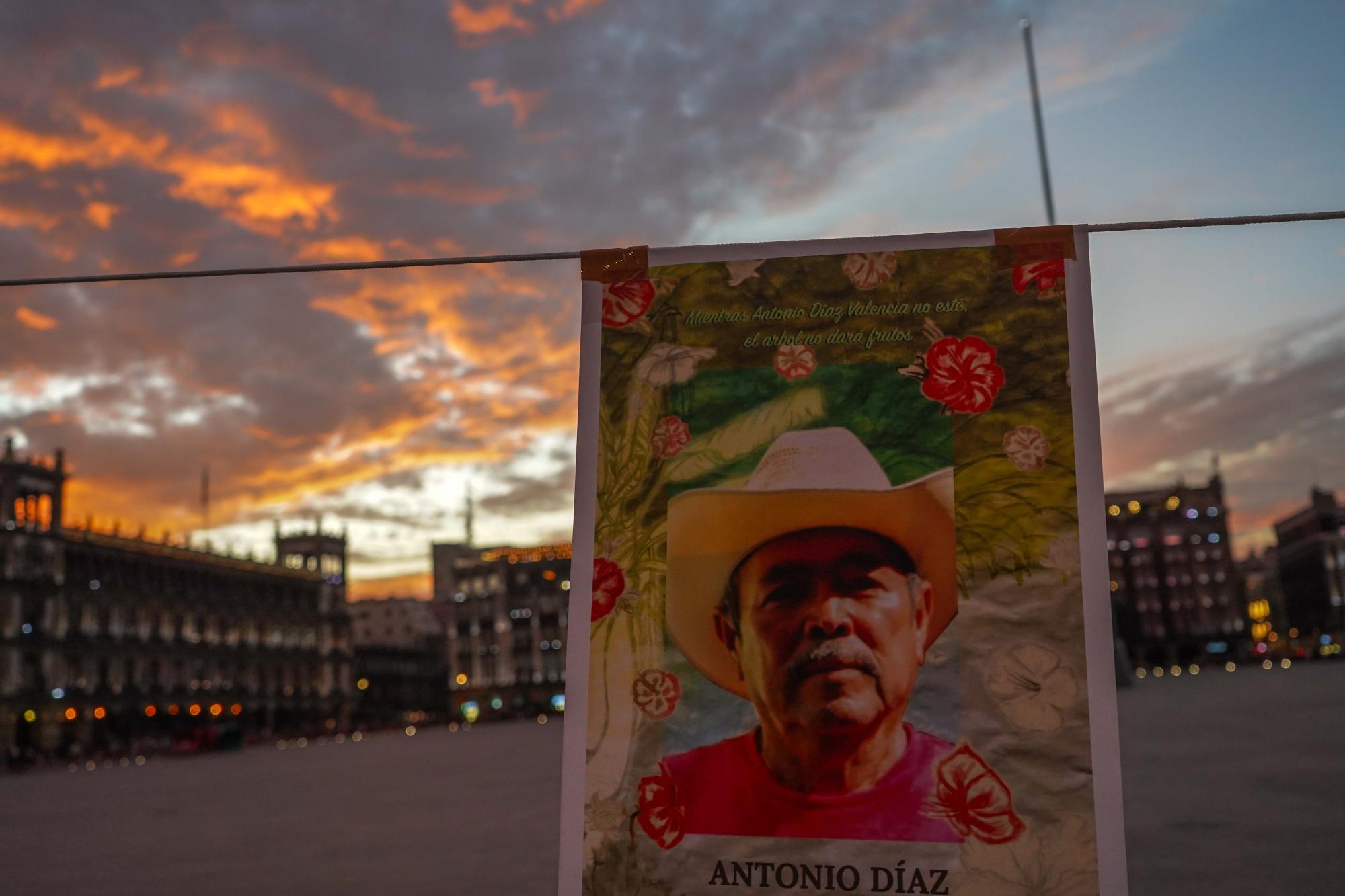 $!El 14 de enero, un día antes de cumplirse el aniversario de la desaparición de Antonio Díaz Valencia y Ricardo Lagunes Gasca, sus familiares realizaron una protesta en el Zócalo.