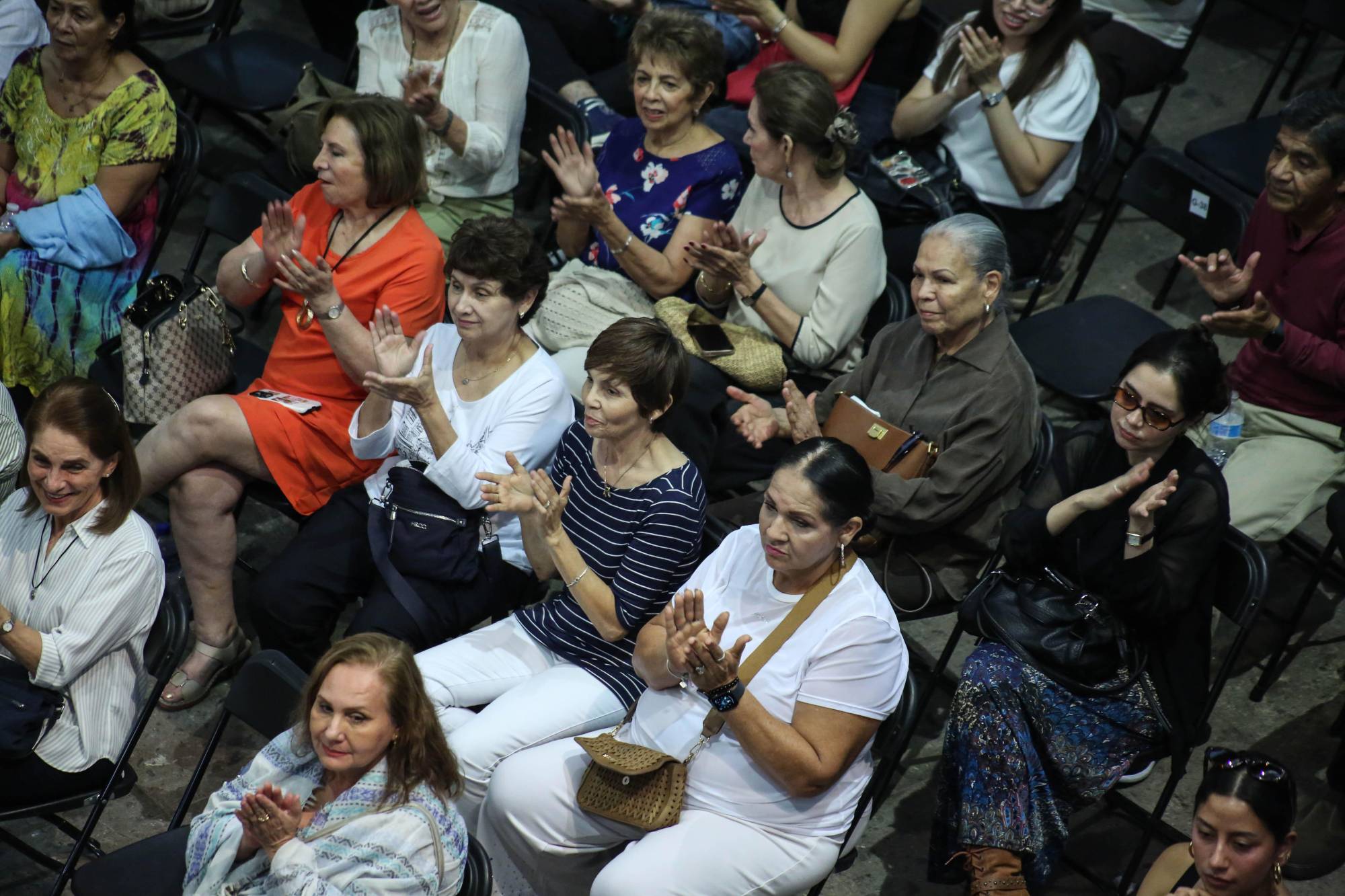 $!El público reconoció con aplausos a los artistas.