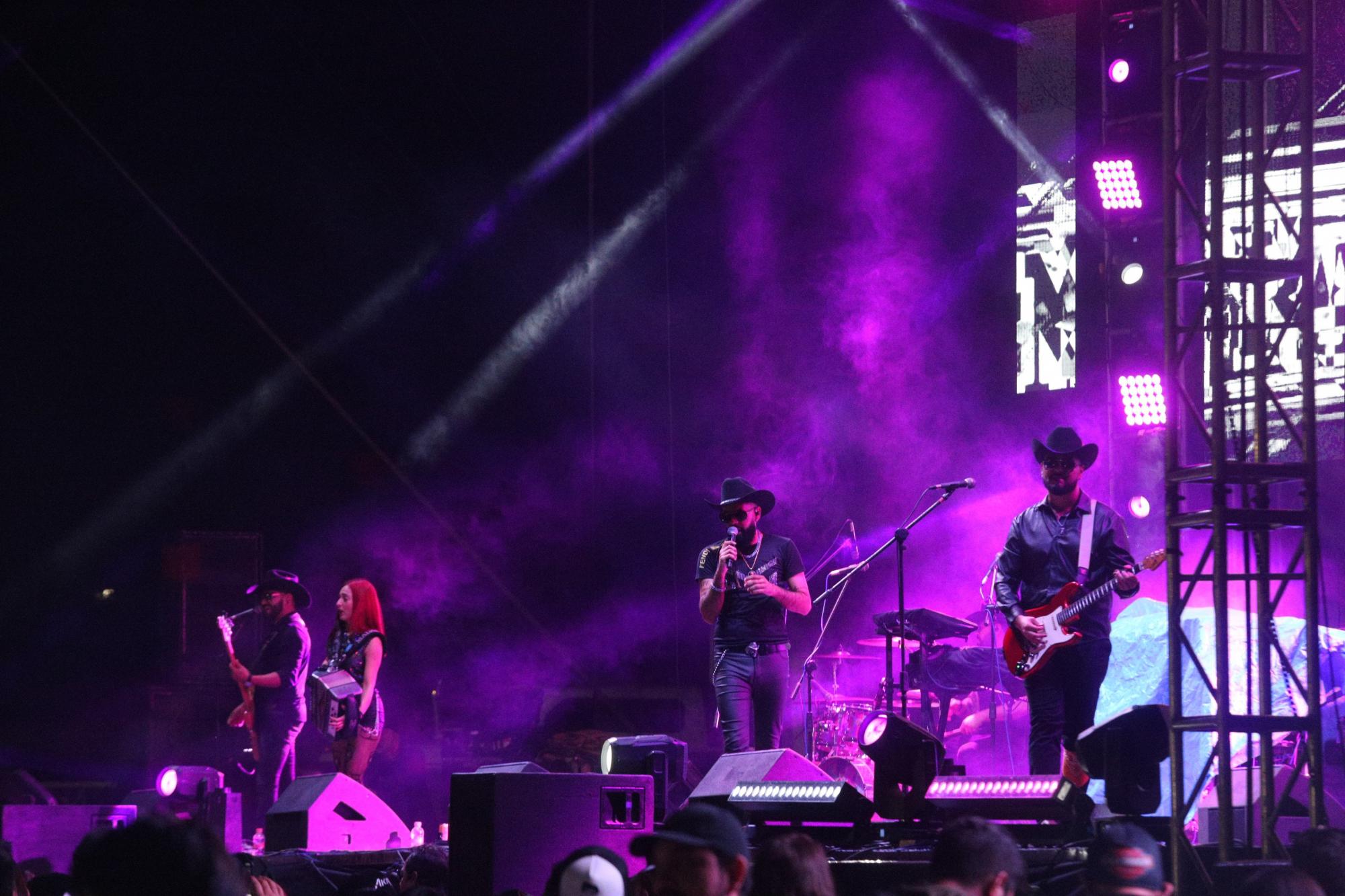 $!Los Madafakers abrieron la noche con temas emblemáticos de la musica norteña pero al ritmo del rock.