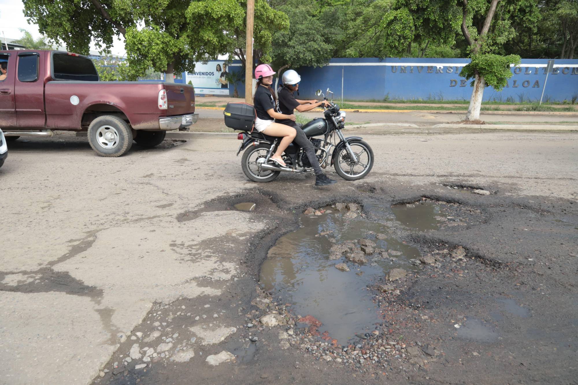 $!Por lluvias, brotan ‘cráteres’ en la avenida Manuel J. Clouthier, en Mazatlán