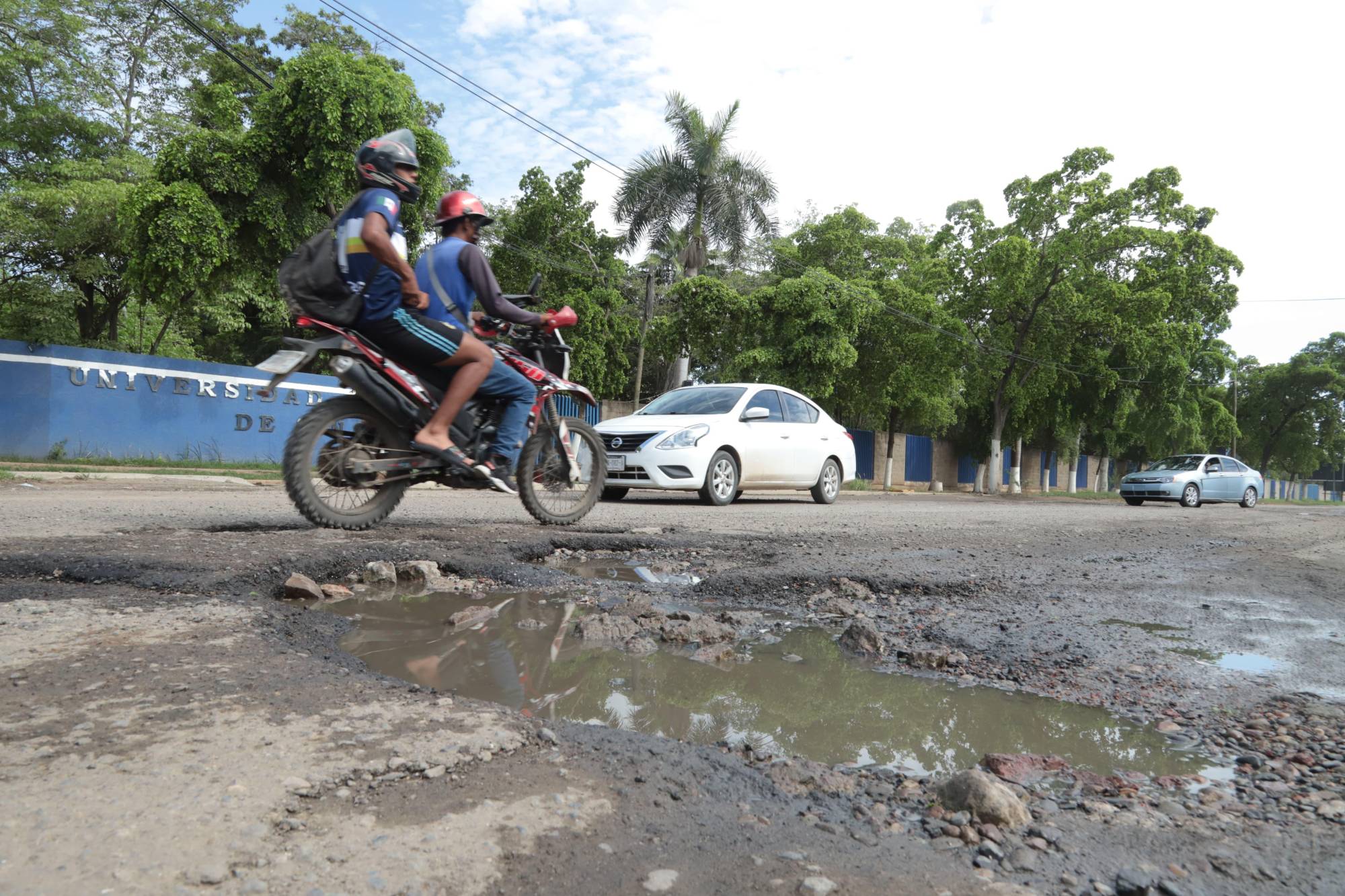 $!Por lluvias, brotan ‘cráteres’ en la avenida Manuel J. Clouthier, en Mazatlán
