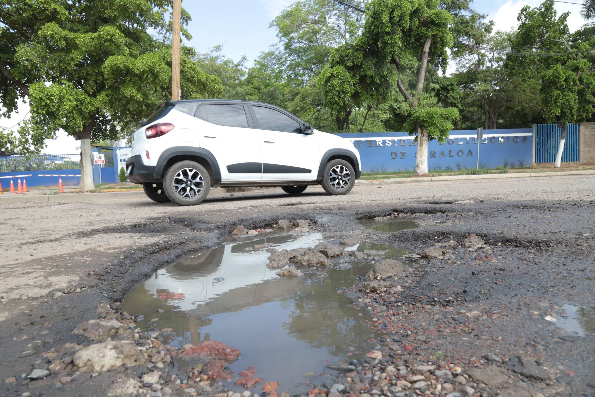 $!Por lluvias, brotan ‘cráteres’ en la avenida Manuel J. Clouthier, en Mazatlán