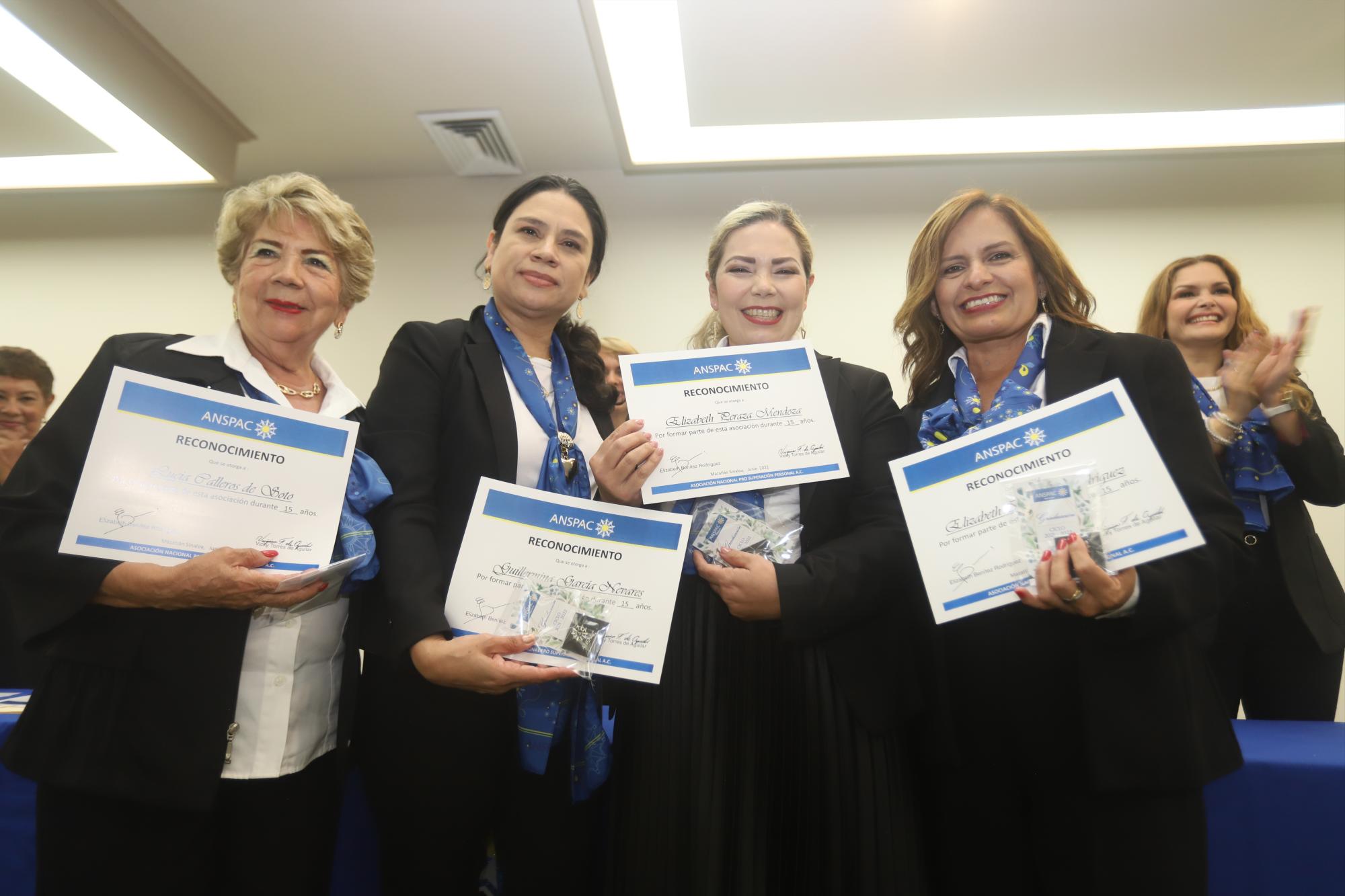 $!Lucy Calleros de Soto, Guillermina García, Elizabeth Peraza y Liz Benítez recibieron un reconocimiento por sus 15 años de labor dentro ANSPAC Mazatlán.