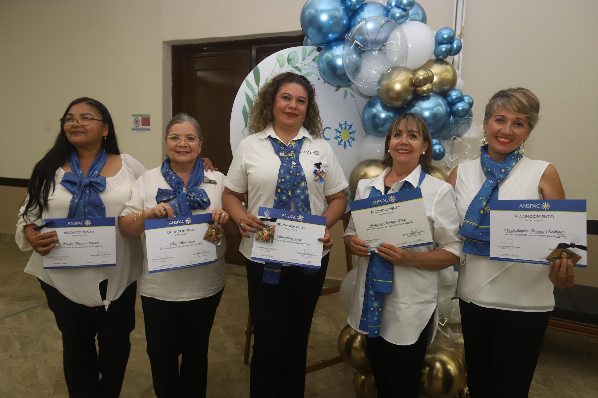 $!Oralia Vizcarra, Rosa María Ayala, Lucero Lara, Guadalupe Rodríguez y María Amparo Ramírez con su reconocimiento de 10 años.