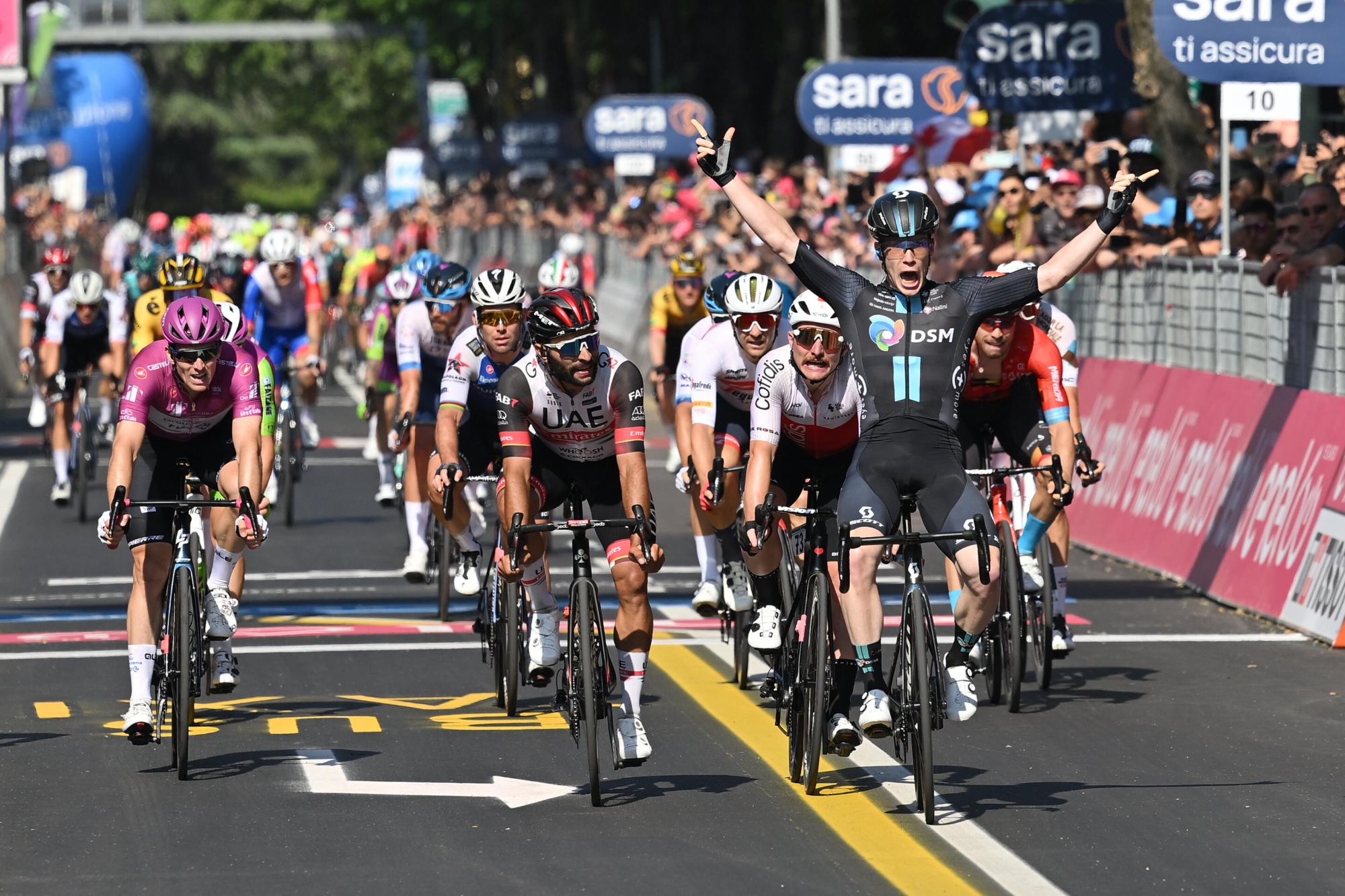 $!Alberto Dainese impone su magistral sprint en el Giro de Italia