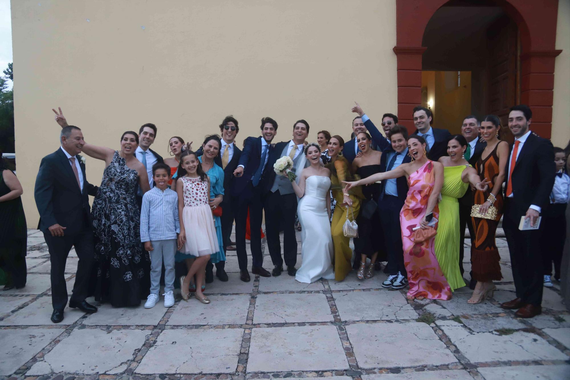 $!Los Ordaz se toman la fotografía con los novios.