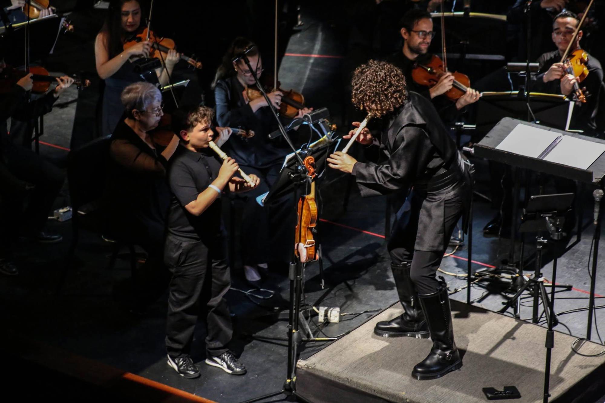 $!Alexandre Da Costa invitó a su hijo al escenario para interpretar juntos una breve pieza en la flauta.