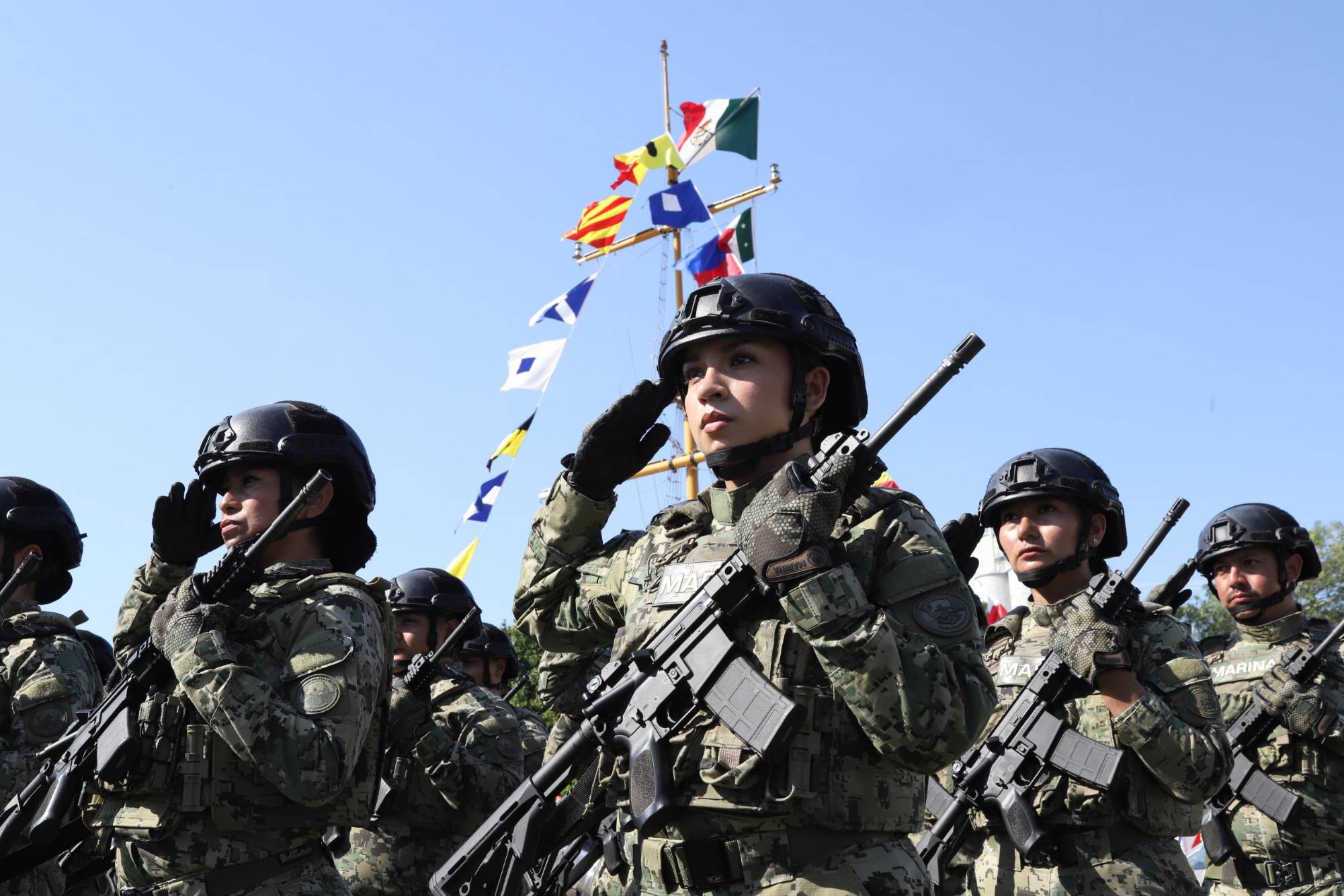 $!Armada de México celebra 200 años de independencia en la mar y entrega ascensos en Mazatlán