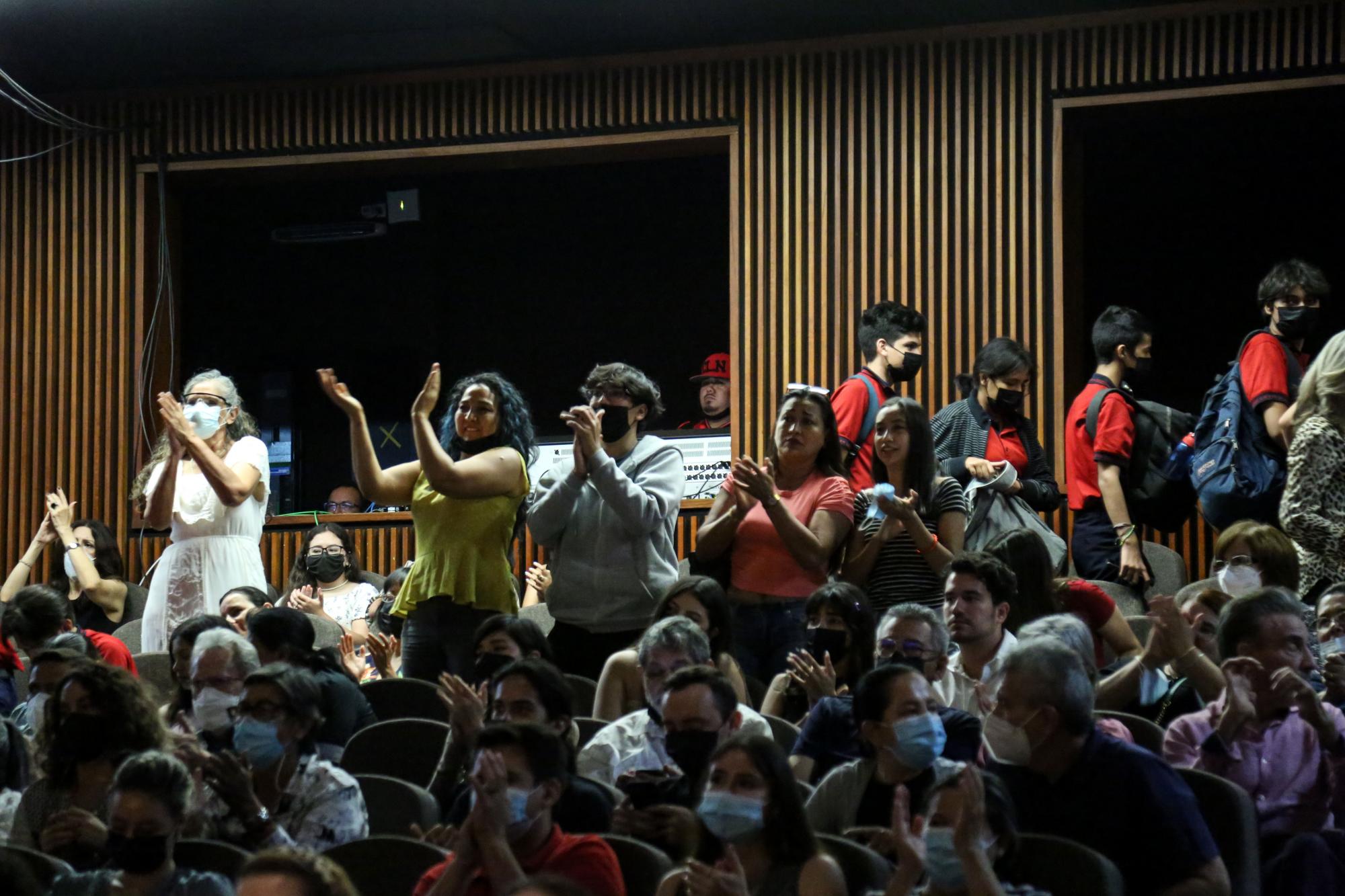 $!El público reconoció con aplausos a los músicos.