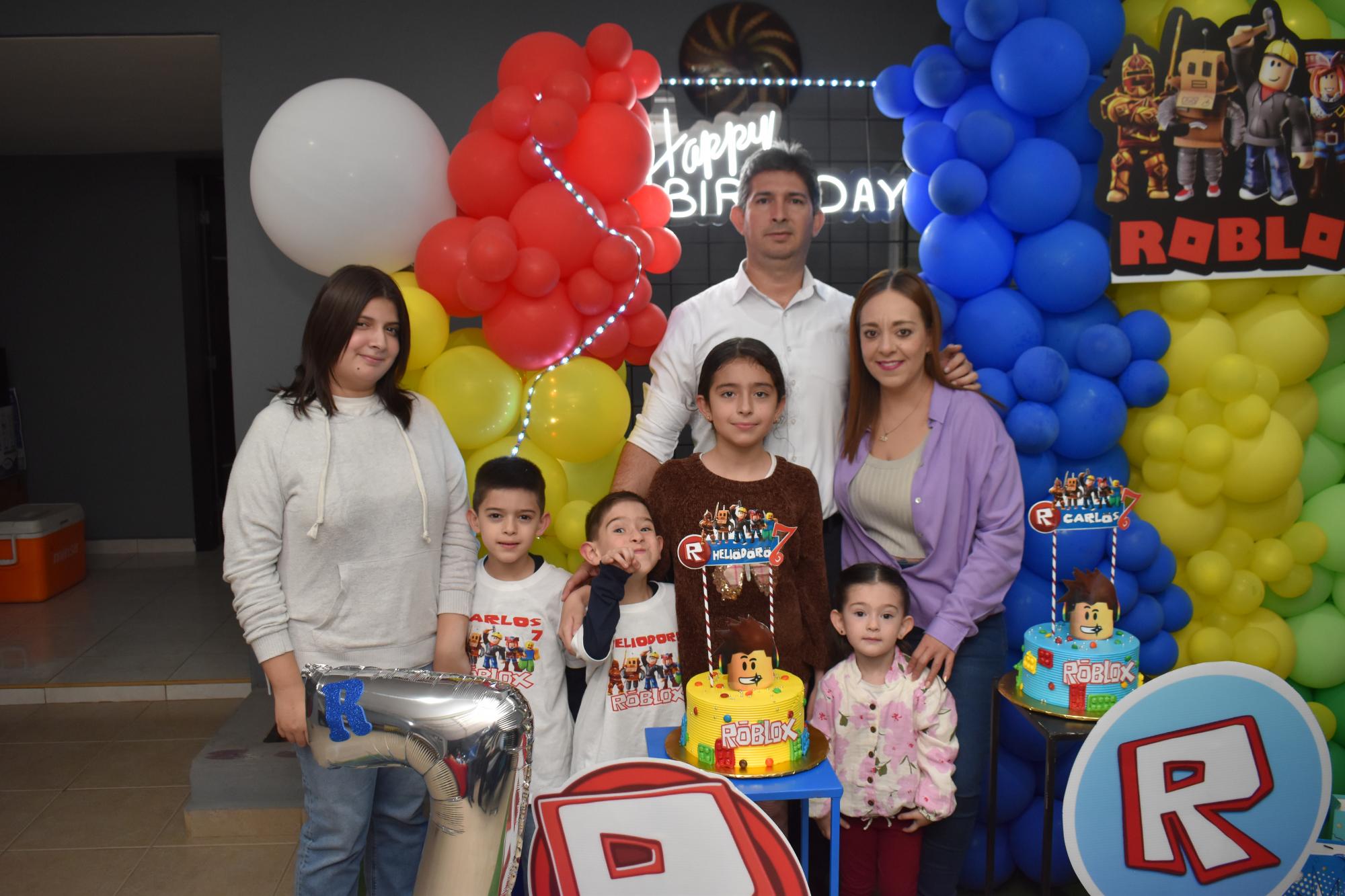 $!Los festejados junto a sus papás Alberto y Karely, y sus hermanas Grecia, Regina y Emilia.