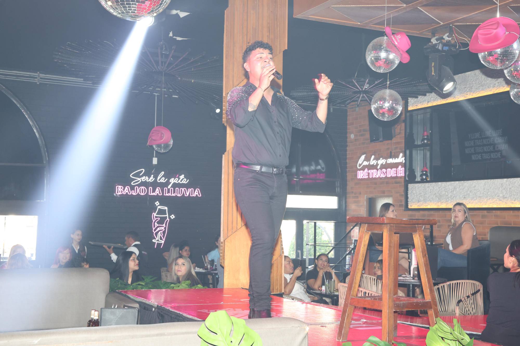 $!Fernando Espinoza durante su presentación.