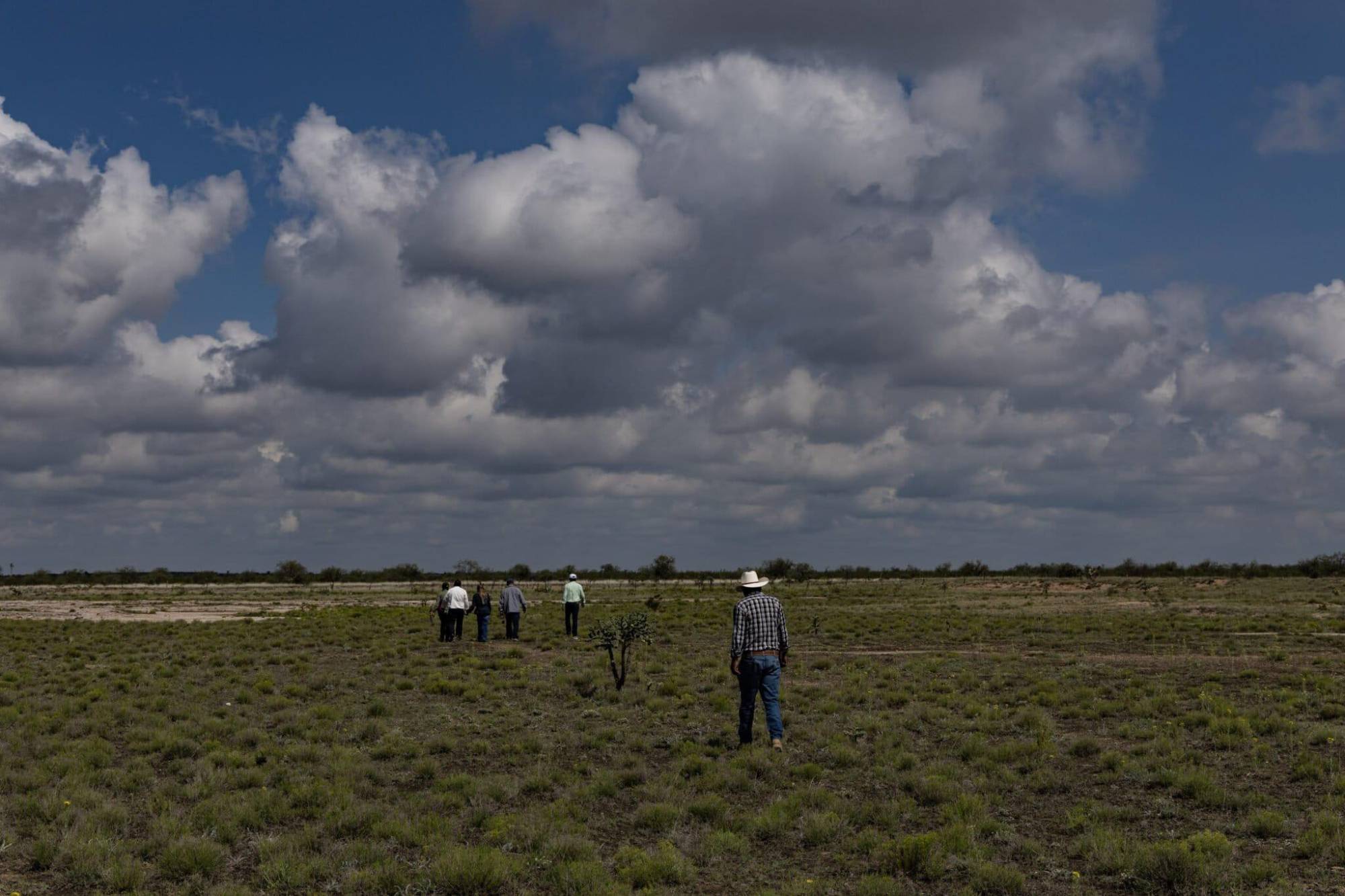 $!Habitantes de Illescas caminan por la zona donde aún hay concesiones mineras vigentes.