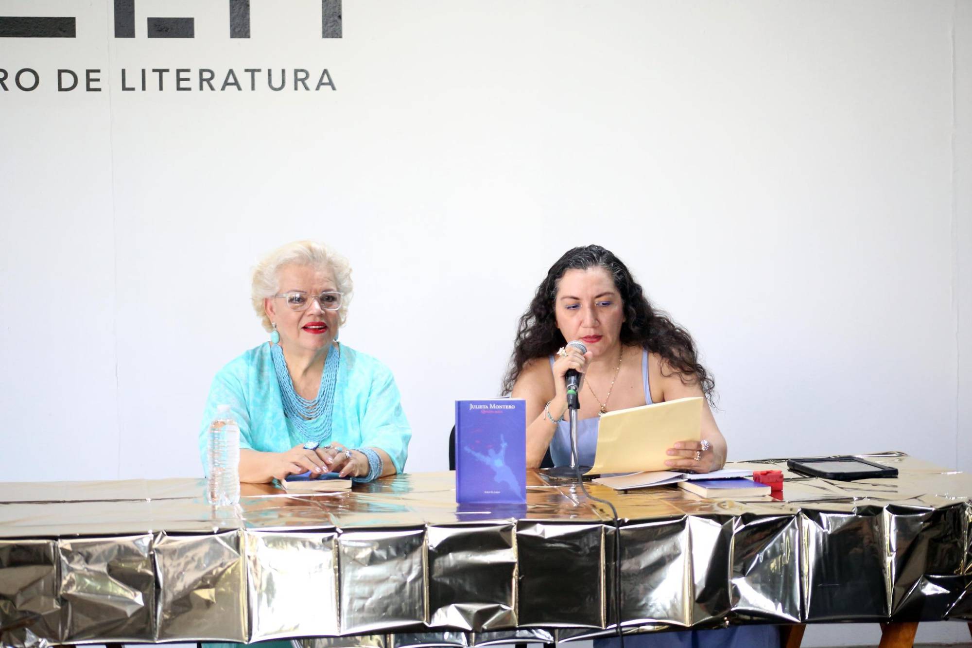 $!La poeta estuvo acompañada de la escritora Elena Méndez.