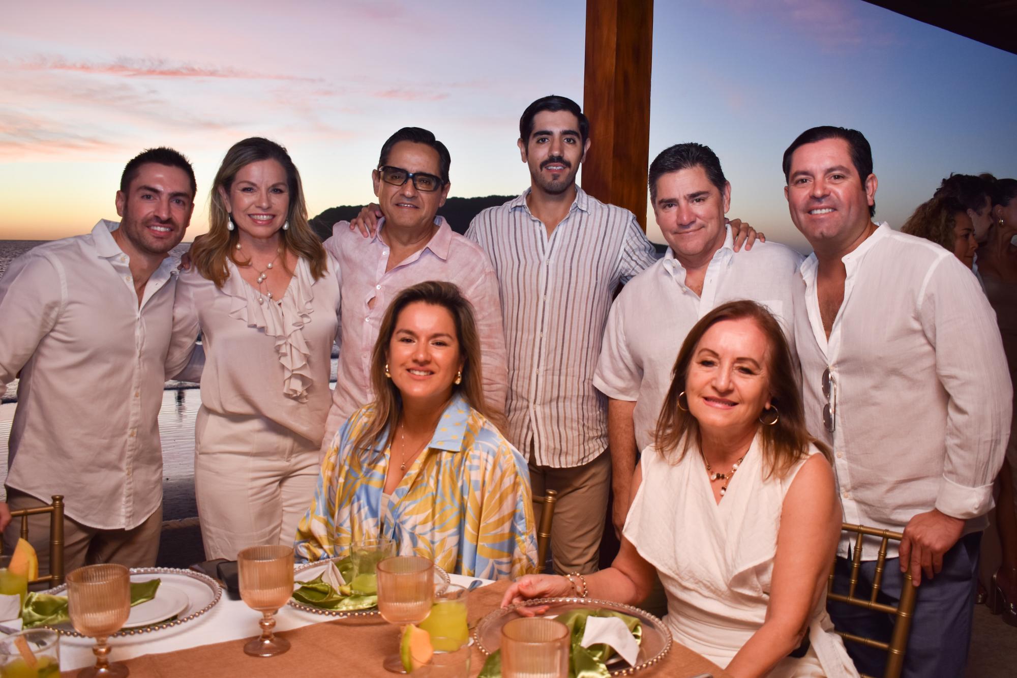 $!Alejandro Carrillo, Patricia Carrillo de Cárdenas, Raúl Cárdenas, Santiago Cárdenas, Martín Botello, Jesús Ricardo Velarde, Helen Velarde Carrillo y Helen Carrillo.