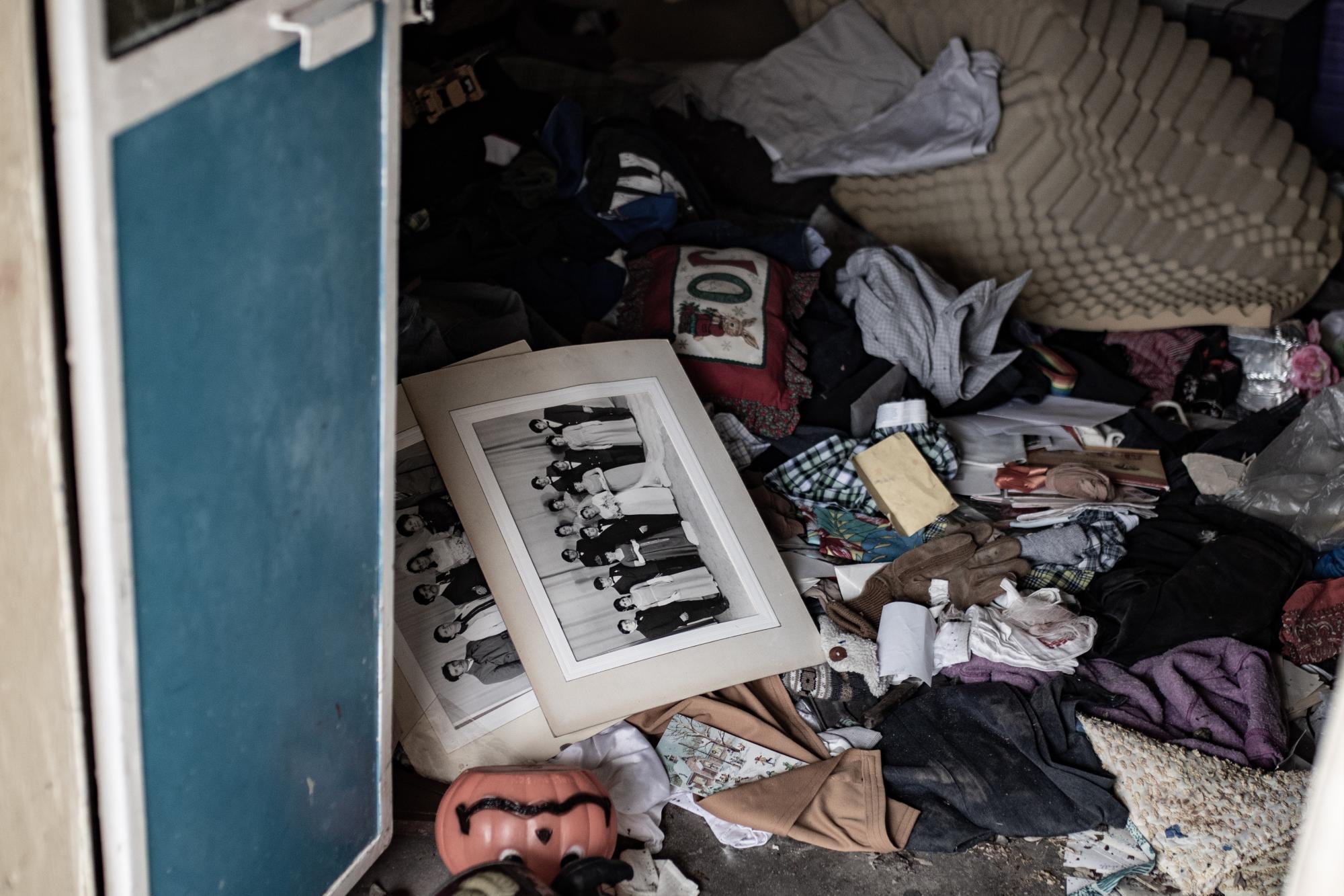 $!Artículos personales y recuerdos familiares abandonados por los habitantes que huyeron de sus comunidades en Jerez, Zacatecas.