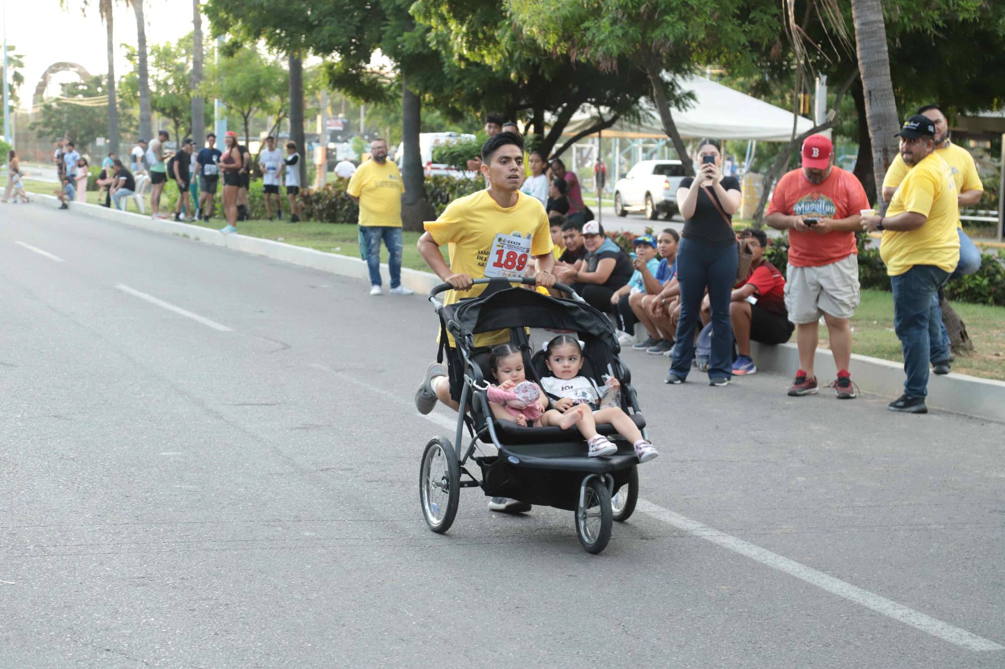 $!Con gran entusiasmo participó la comunidad mazatleca en la pedestre.