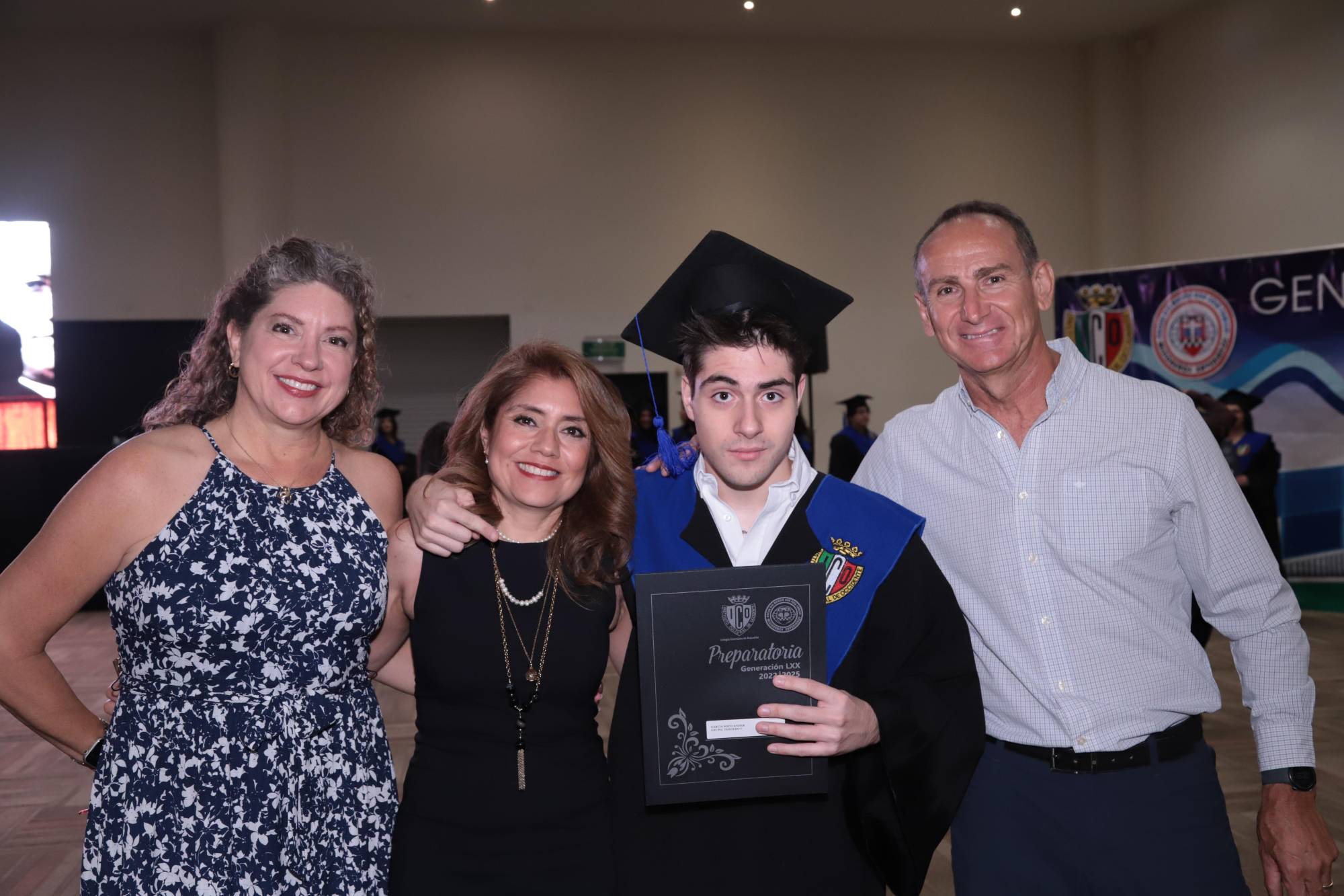 $!Ander García Soto entre Marianne Biasotti de Fontes, Ángela Soto de García y Rogelio Fontes.