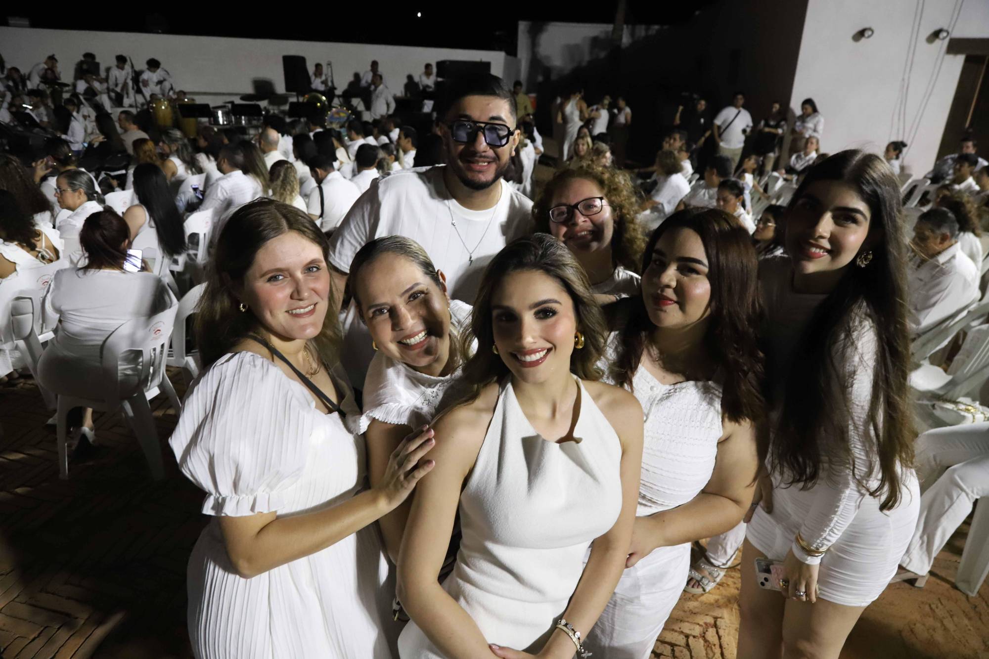 $!Libia Gavica se toma una fotografía con un grupo de personas.