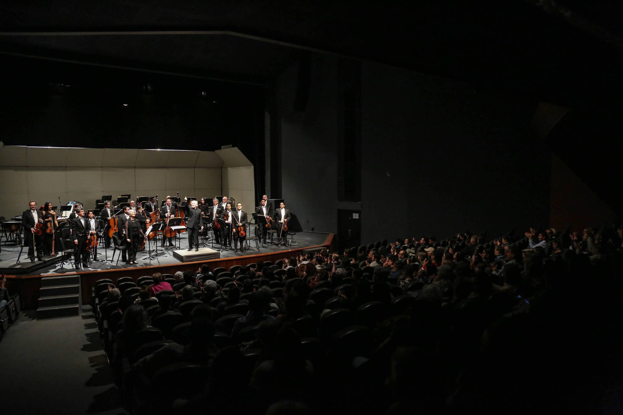 $!El público que acudió al teatro Pablo de Villavicencio reconoció con aplausos el concierto.