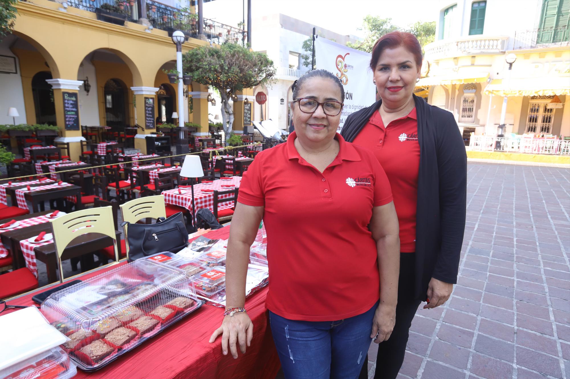 $!Dora Leticia Portillo y Judith Higuera, de Cáritas Mazatlán.