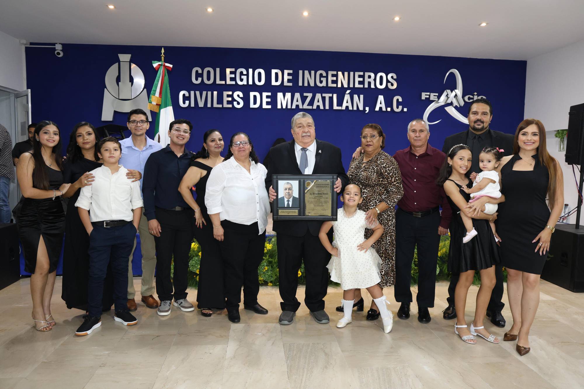$!El Ingeniero del Año, Manuel Bernal Morales con su familia.