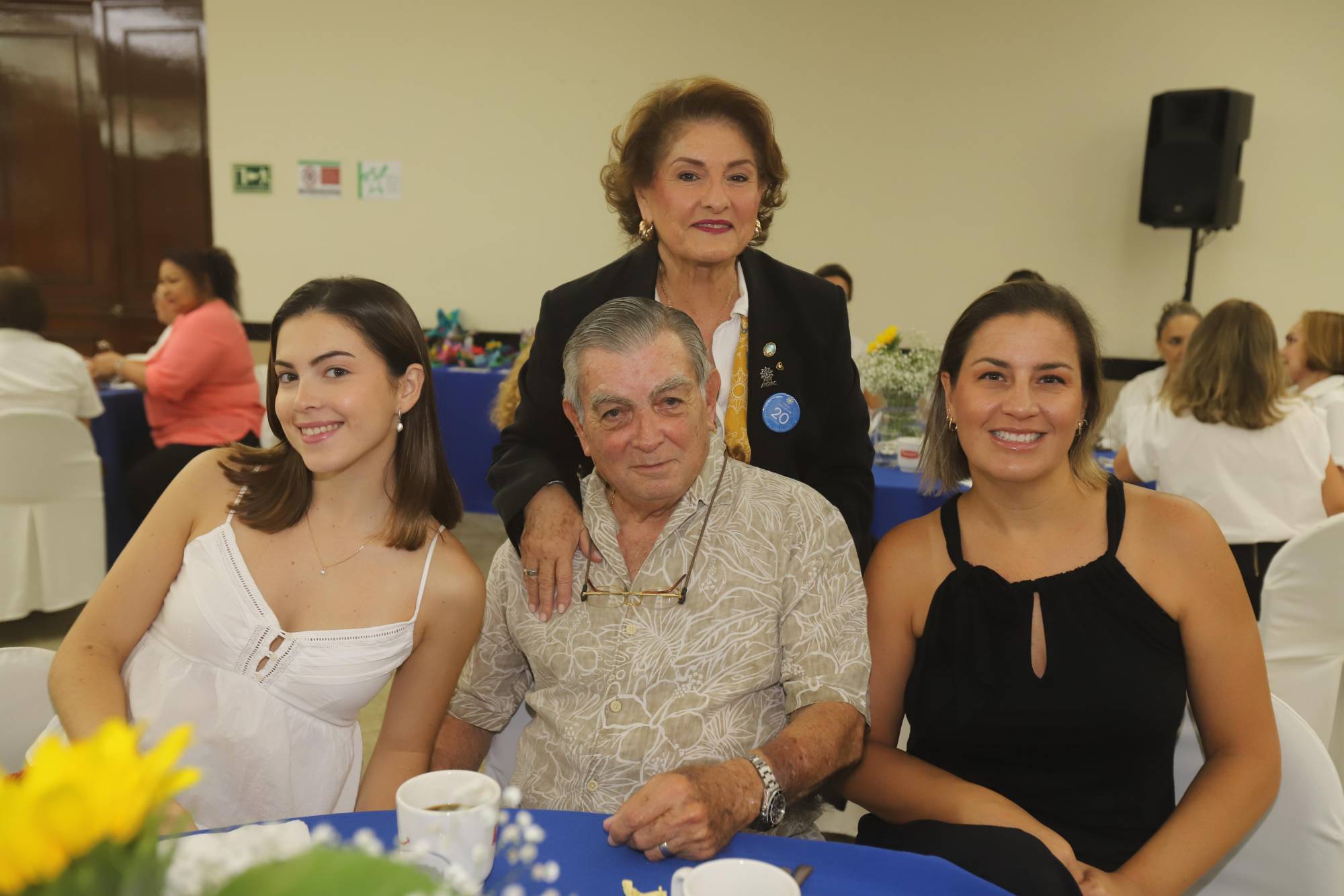 $!Coco Urrea de Valadés junto a su nieta, Ana Luisa Valadés; su esposo, Miguel Valadés Toledo y Melissa Heimpel.