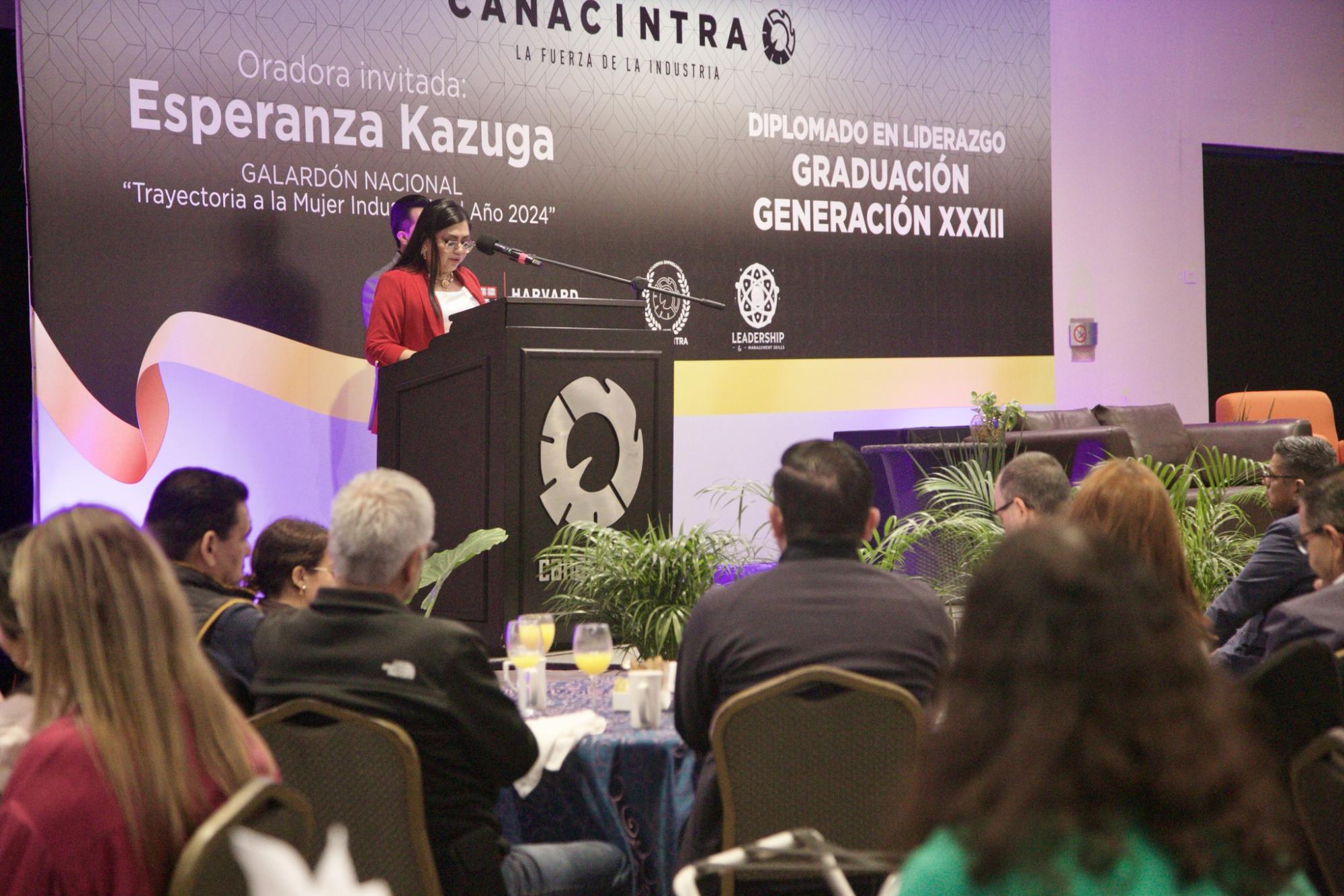 $!La alumna Sugey Lucero, quien fue la más destacada en el curso, fue la encargada de compartir un mensaje dirigido a sus compañeros y maestros.