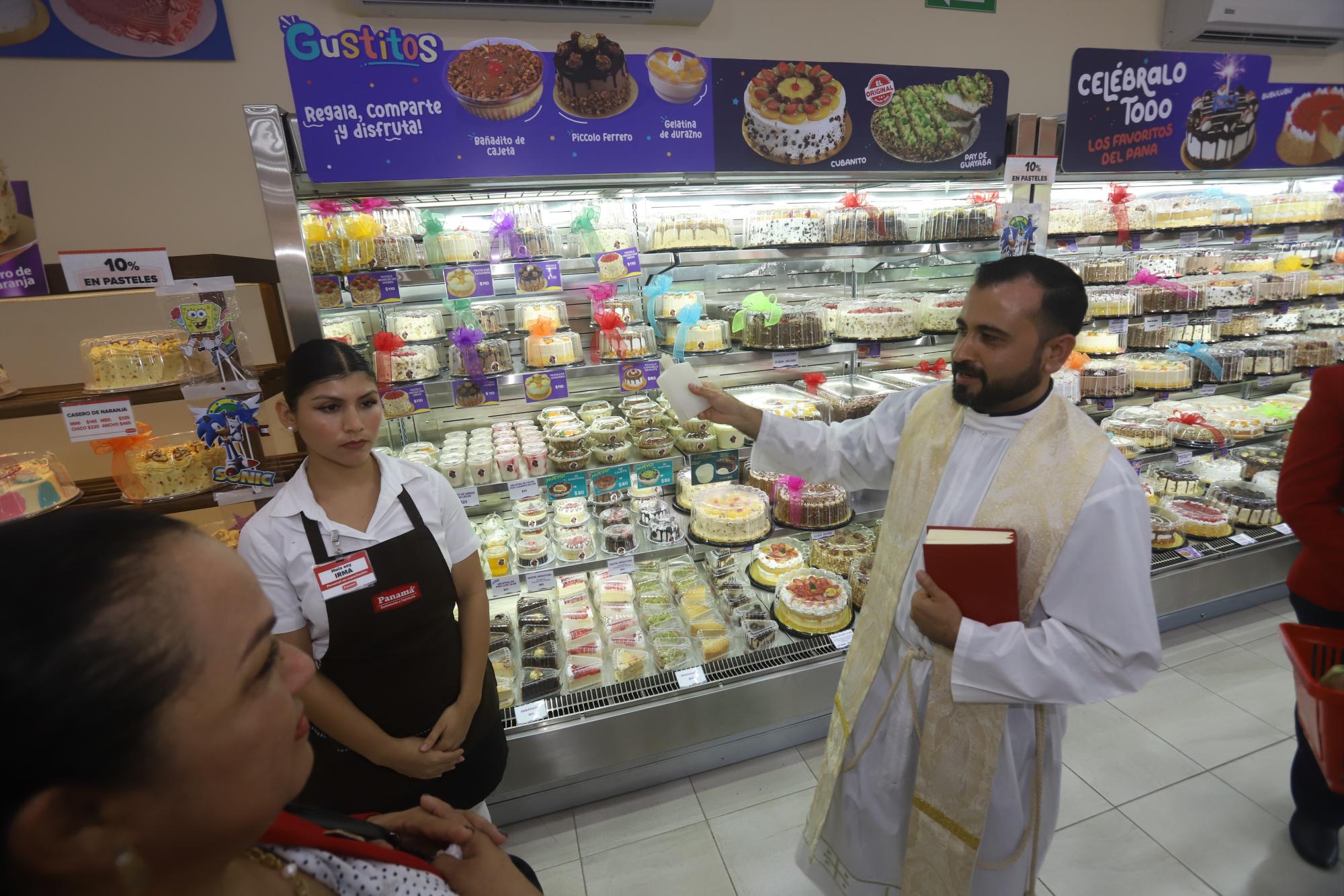 $!El Padre Jesús Armando Durán bendijo las instalaciones.