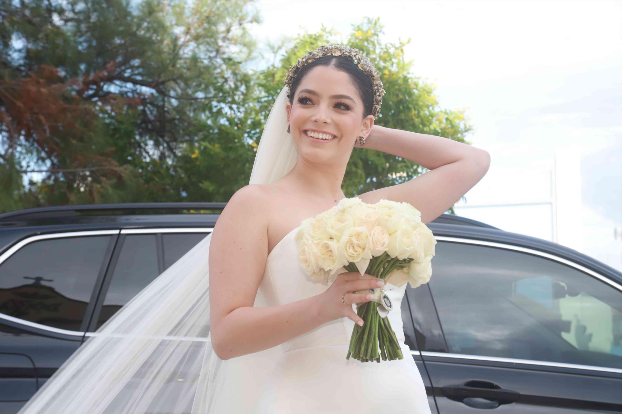 $!Loretta Lomelí Rochín muy sonriente a su llegada al Templo de San José.
