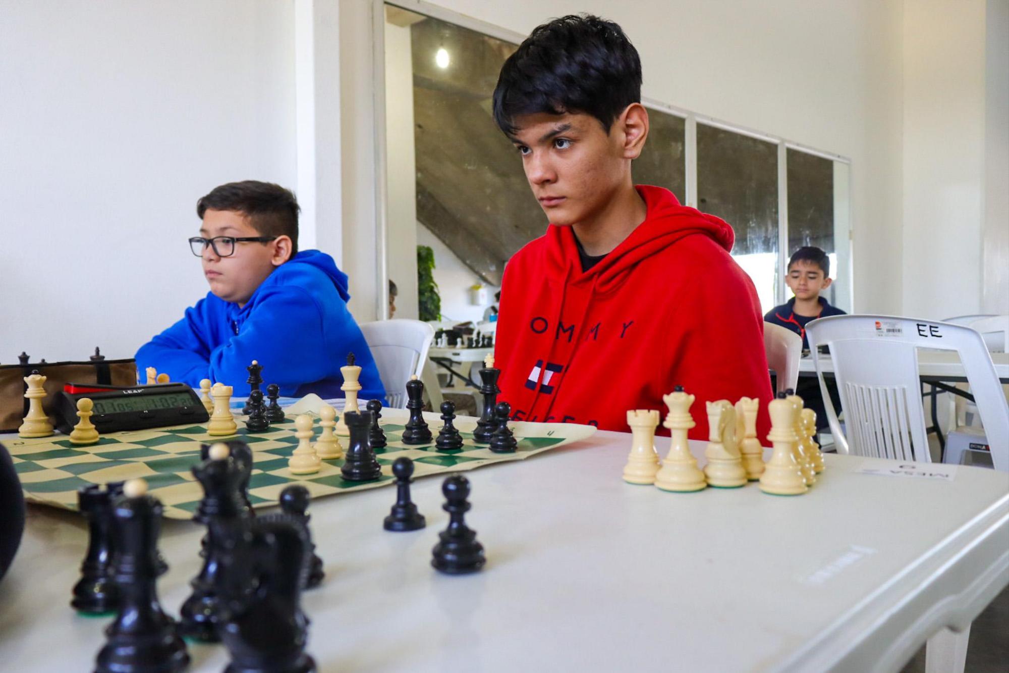 $!Compiten cuadro a cuadro por las mejores posiciones en el Municipal de Ajedrez