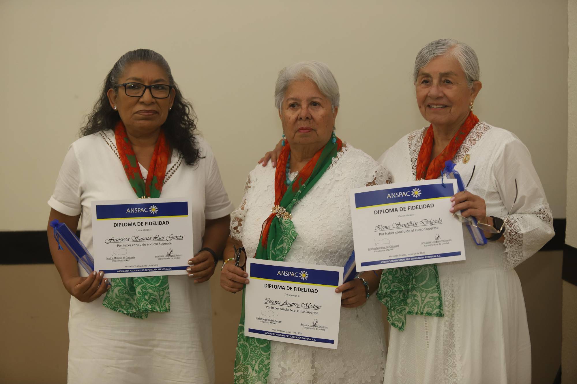 $!Francisca Susana Ruiz, Cesaria Aguirre y Irma Santillán, graduadas de la Unidad de Jubilados y Pensionados.