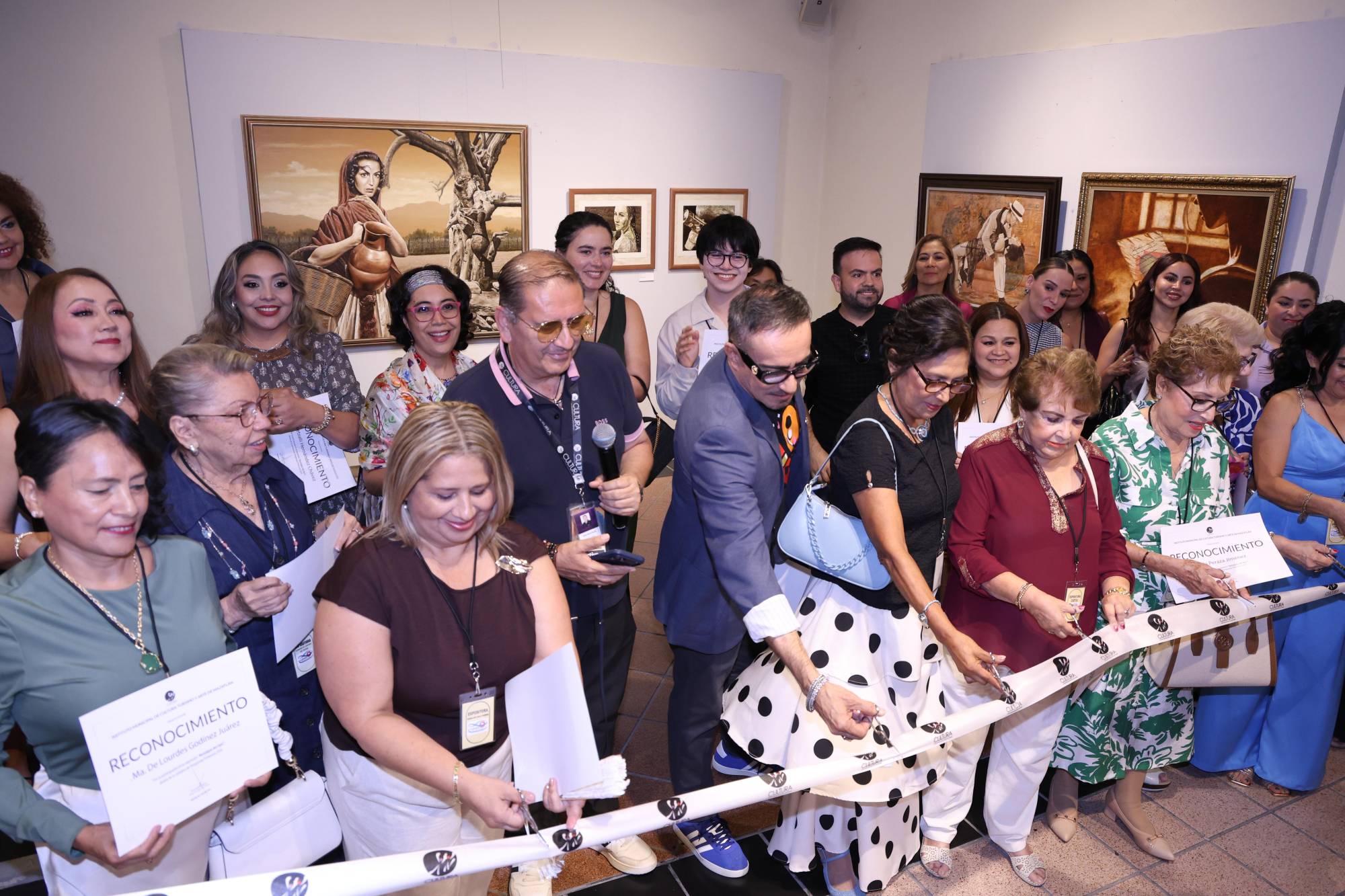 $!Autoridades y organizadores realizan el corte de listón durante la inauguración de la exposición en la Galería Ángela Peralta.