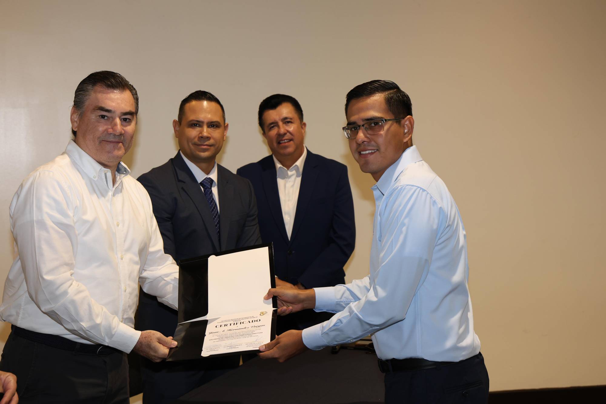 $!Víctor Humarán entrega el diploma a Juan Hernández.