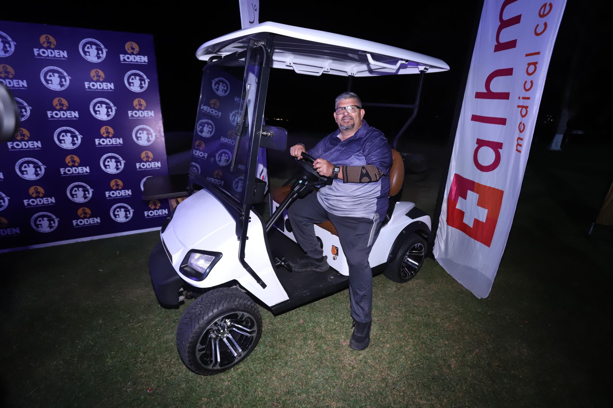 $!José Antonio Magaña, ganador de un carrito de golf.
