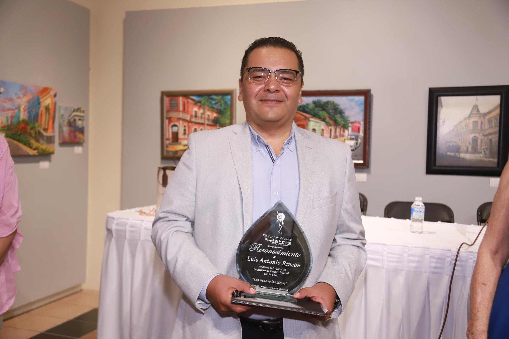 $!Luis Antonio Rincón con su galardón del Premio Nacional Valladolid a las Letras 2023.