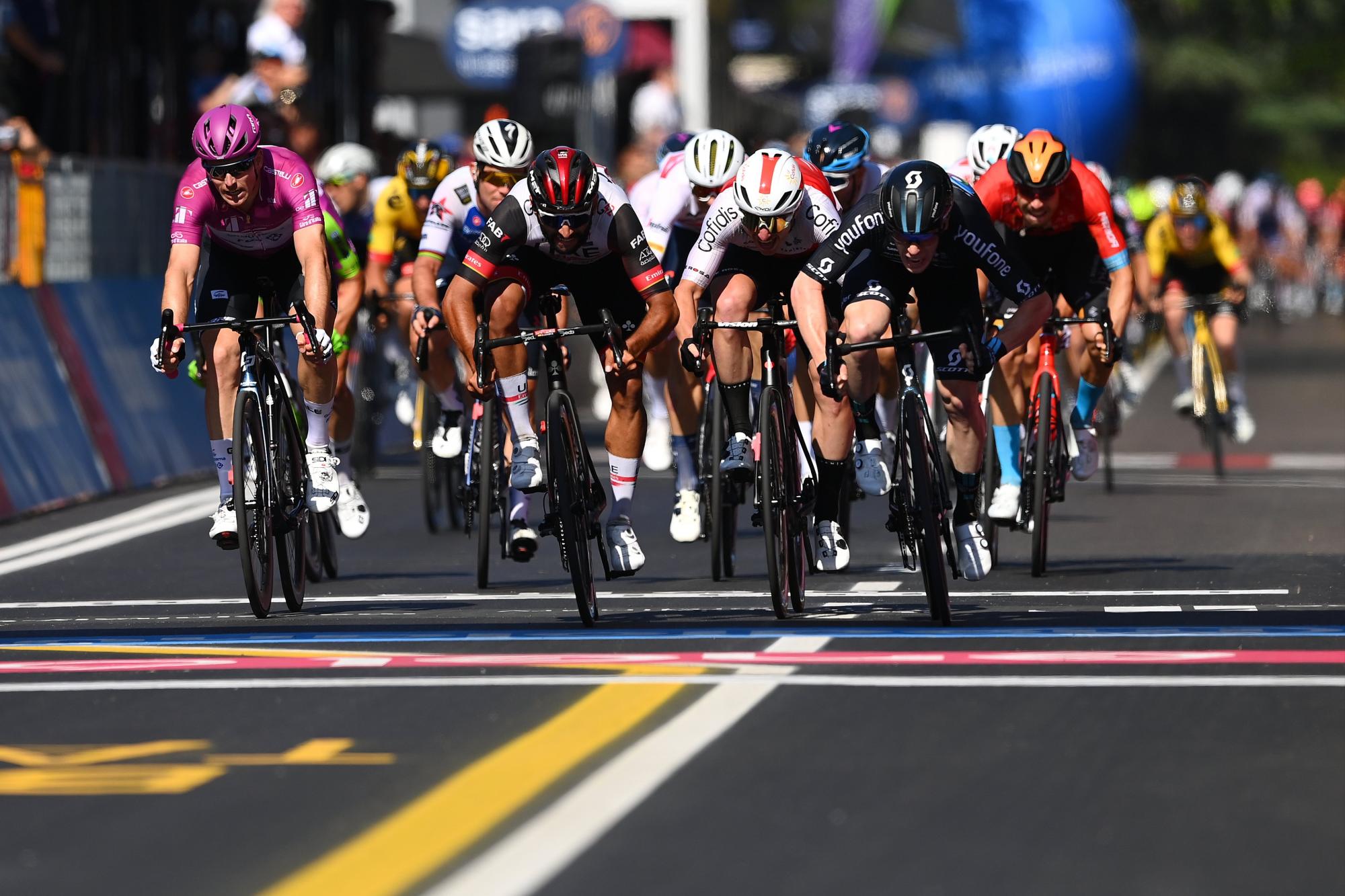 $!Alberto Dainese impone su magistral sprint en el Giro de Italia